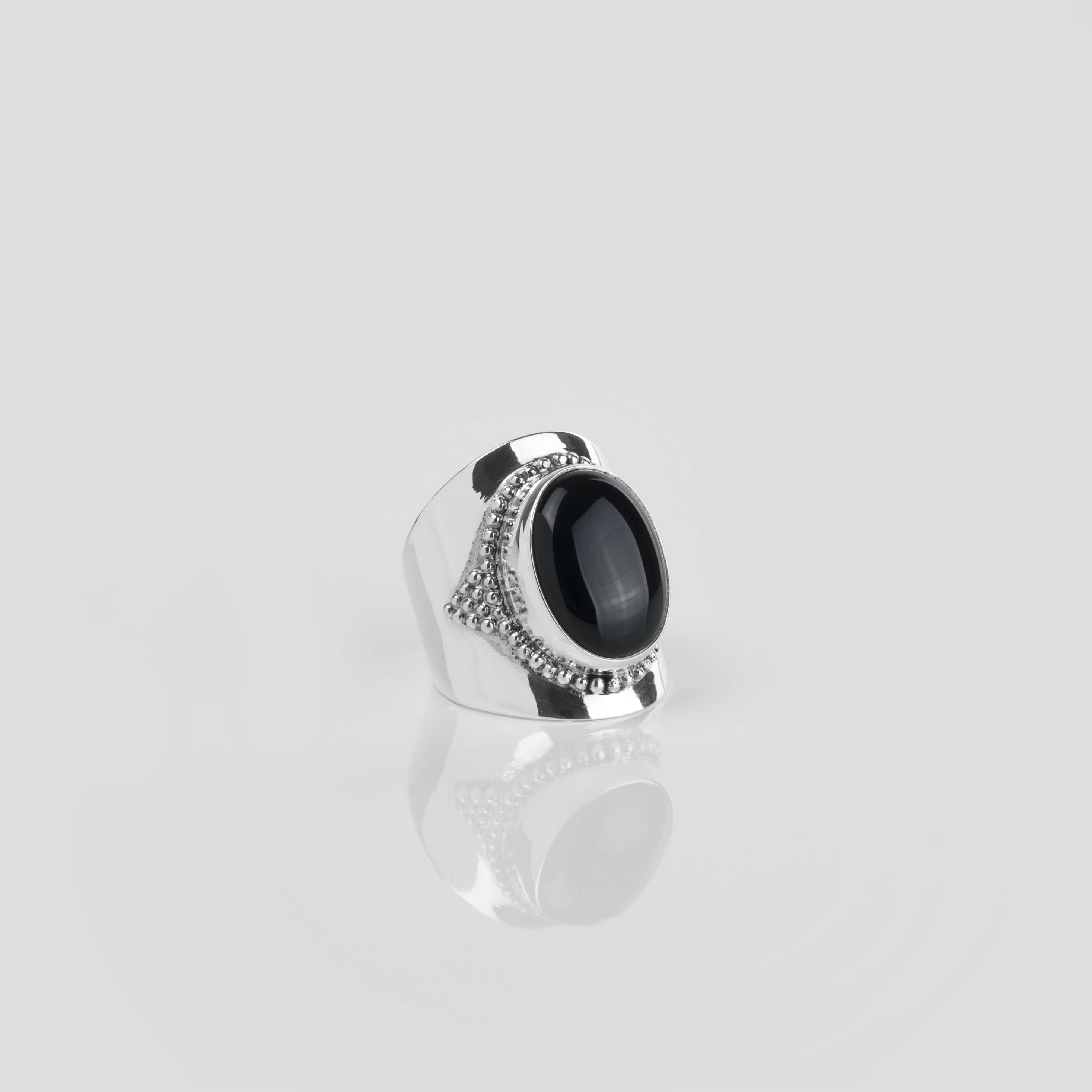 Deze Ymala ring is met veel passie ontworpen door Bas Verdonk en vervaardigd op Bali. De handgemaakte ring bestaat volledig uit 925 zilver met een gezette onyx edelsteen. Deze edelsteen is diepzwart van kleur.

 

Inspire your Mind!

 

Let op: edelstenen zijn uniek. Dit houdt in dat de kleuren kunnen afwijken van de foto.