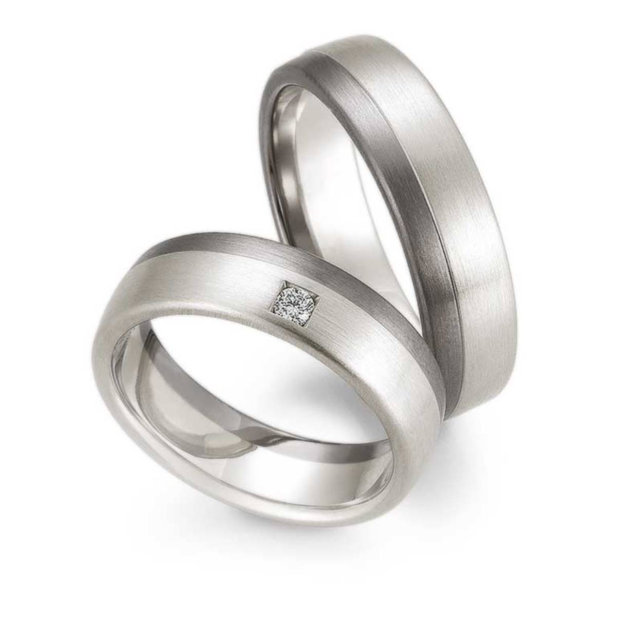 9 karaat witgoud/palladium trouwringen, Mat 6 mm breed. De damesring is gezet met 0.05ct briljant vierkant gezet.
De Prijs is op aanvraag