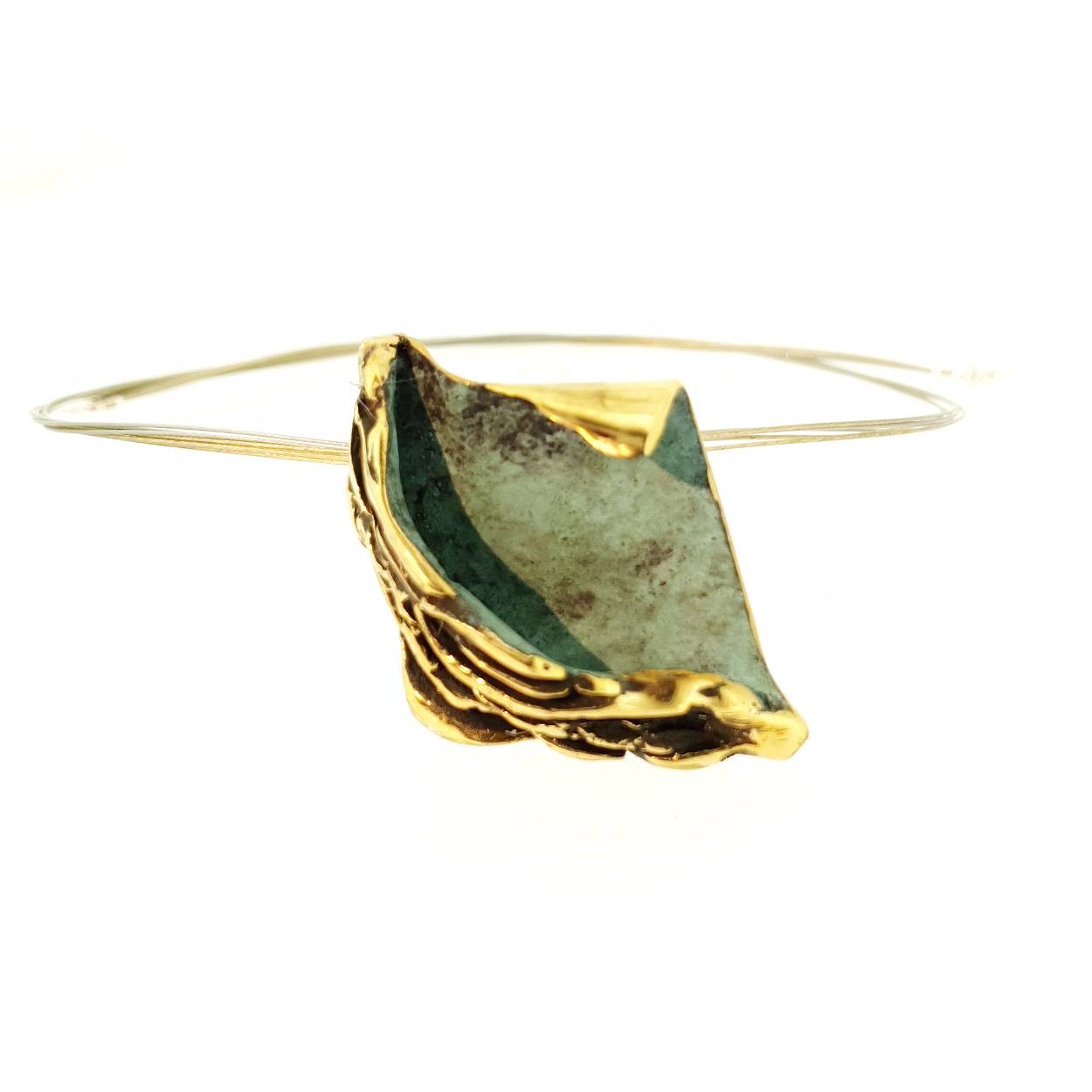 Fili Plaza choker met hanger blauw-, groen-, goudkleurig

Met een sieraad van Filiplaza bent u in het bezit van een uniek kunstwerk, ontworpen en vervaardigd in Barcelona, de stad van de kunstenaars. Elk meesterstuk is met de hand in brons gegoten, net als een sculptuur van een beeldhouwer. 