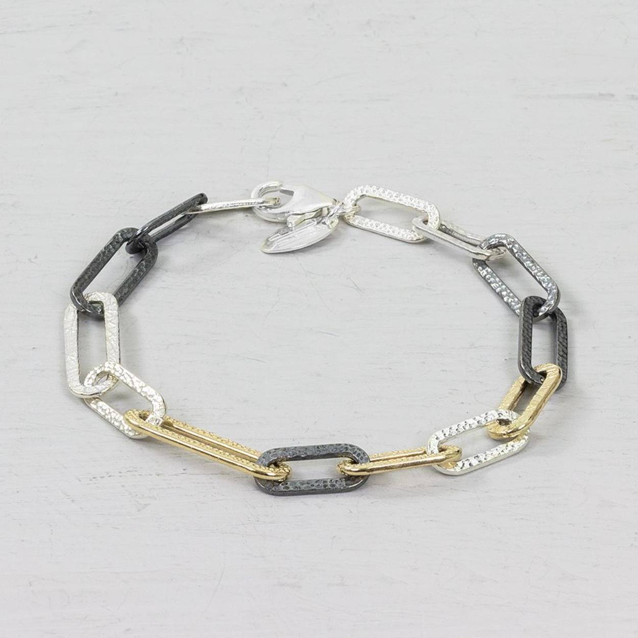 Armband van Jeh Jewels met 3 kleuren schakels. Gemaakt van Goldfilled en 925 (geoxideerd) sterling zilver. Combineer deze armband met een bijpassend collier en oorhangers.