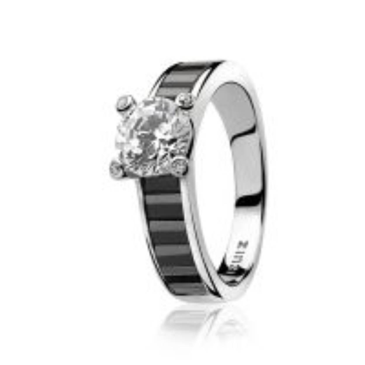 ZINZI zilveren ring met in zetting witte vierkanten zirconia's en op top grote vierkante zwarte zirconia.Vervaardigd van eerste gehalte zilver (925) en met extra rodiumlaag voor een langdurige glans.