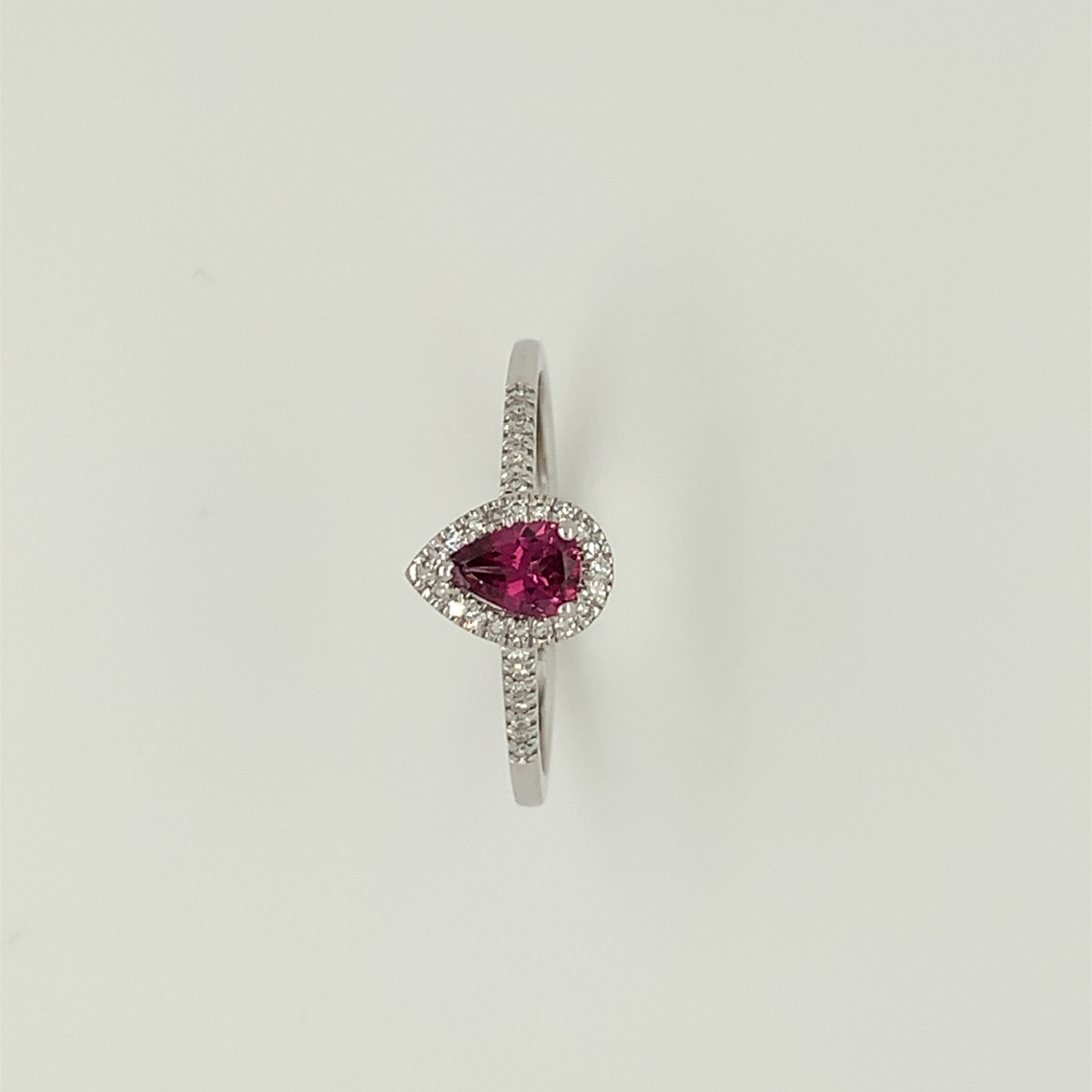 Mooie 14krt gouden ring met rhodoliet en briljant 34-0.09/0.37crt onderdeel van een prachtige set