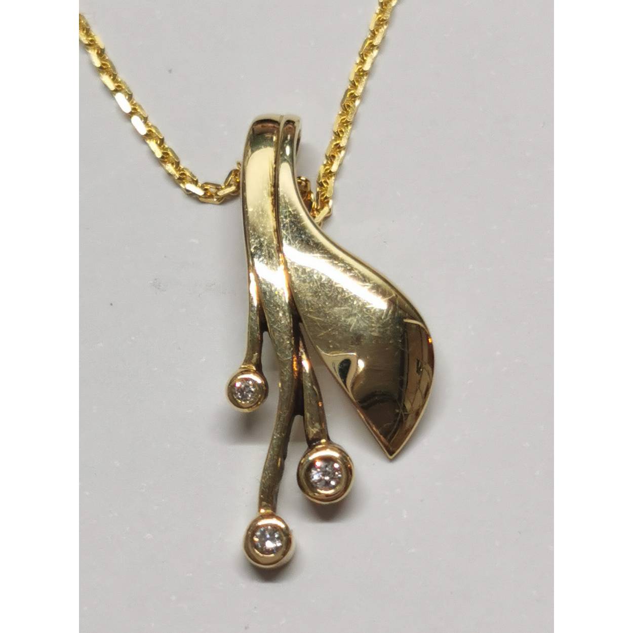 14 Karaat geel gouden hanger met diamanten. 
2x0.01 ct
1x0.03 ct
