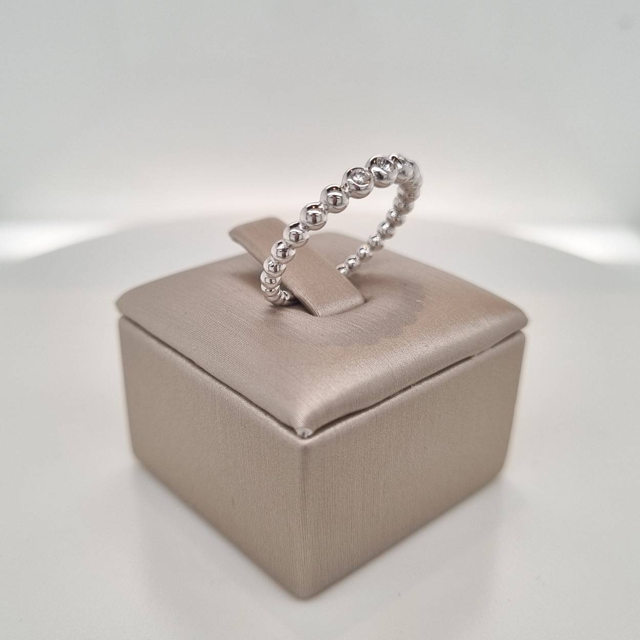 Prachtige witgouden bolletjes ring met diamant, 0.06 crt.SI H.
Deze ring kan als aanschuifring gebruikt worden.

De maat van de ring is 17,5 (55). Heeft u een andere maat? Neem dan gerust contact met ons op.