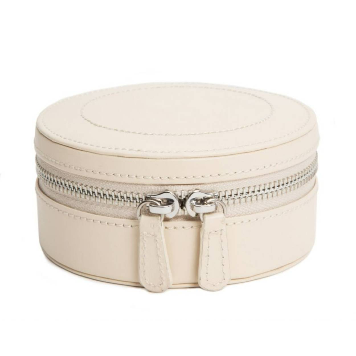 Klassiek ontmoet hedendaags met de Sophia collectie. Sophia is ontworpen om sieraden te beschermen met stijl en functie in gedachten. Met grote juwelendozen voor de fanatieke verzamelaar en etuis met ritssluiting voor meer selecties, is Sophia perfect om de meest uiteenlopende juwelencollecties netjes georganiseerd te houden in glad, duurzaam leer. Ritssluitingen bevatten speciale opbergmogelijkheden voor bedelsieraden, armbanden en meer. Sophia is verkrijgbaar in zachte neutrale kleuren en rijke kleuren geïnspireerd door de natuurlijke wereld, en knalt op je dressoir of in je reistas. En omdat elke handgemaakte sieradendoos en etui is behandeld met onze gepatenteerde LusterLoc™ anti-aanslag voering, ziet je sieradencollectie er altijd op zijn best uit.