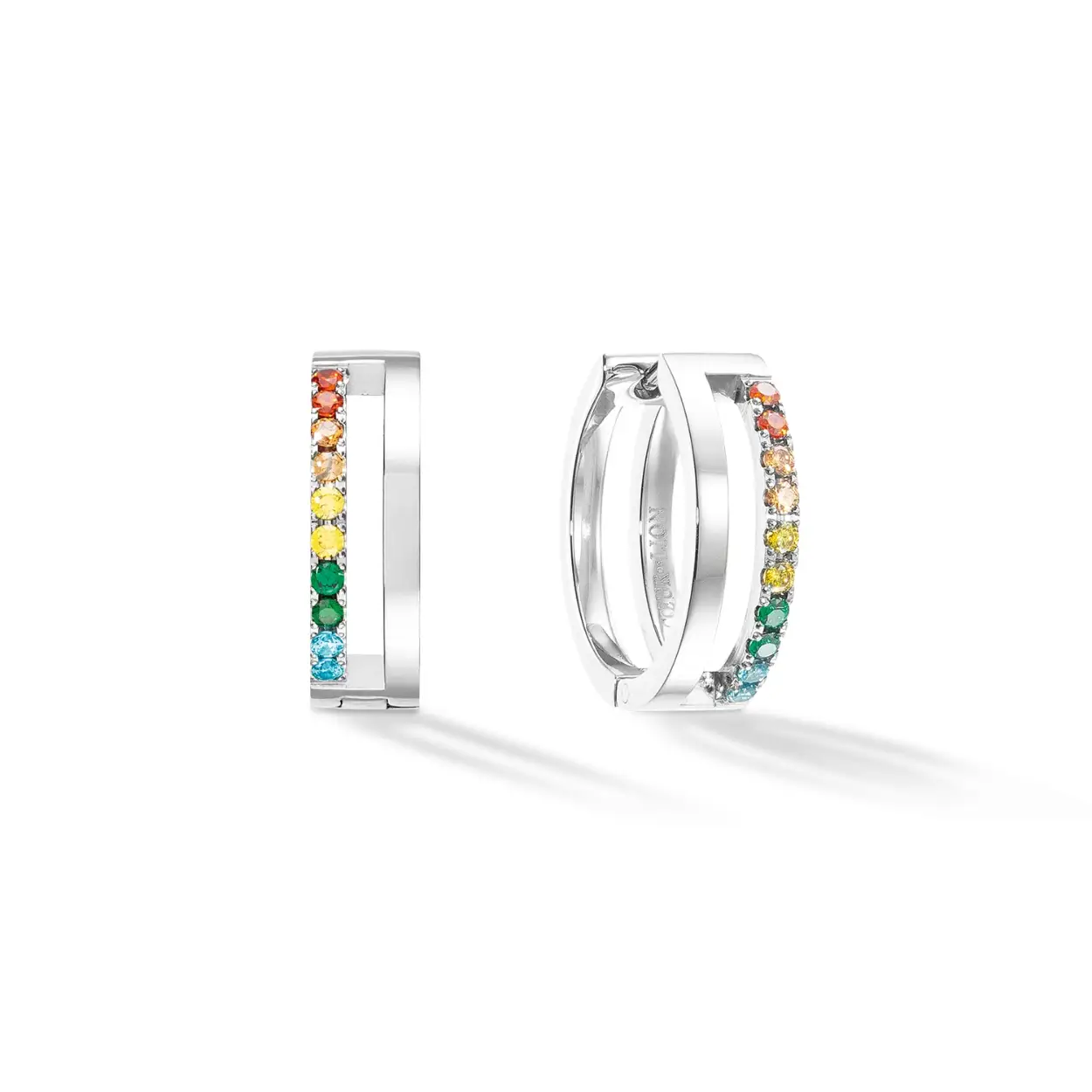 Ontdek de fascinatie van de ETERNAL UNITY oorringen uit de Essentials-collectie, waar moderne verfijning en tijdloze romantiek samenkomen. Deze betoverende serie bestaat uit oorbellen, armbanden en ringen, waarbij elk stuk op kunstzinnige wijze de essentie van eeuwige liefde en verbinding belichaamt. De sieraden bestaan ​​uit twee parallelle banden, de ene glad en gepolijst, die de kracht en zuiverheid van een duurzame band weerspiegelen, de andere is versierd met sprankelende zirkonia-kristallen.