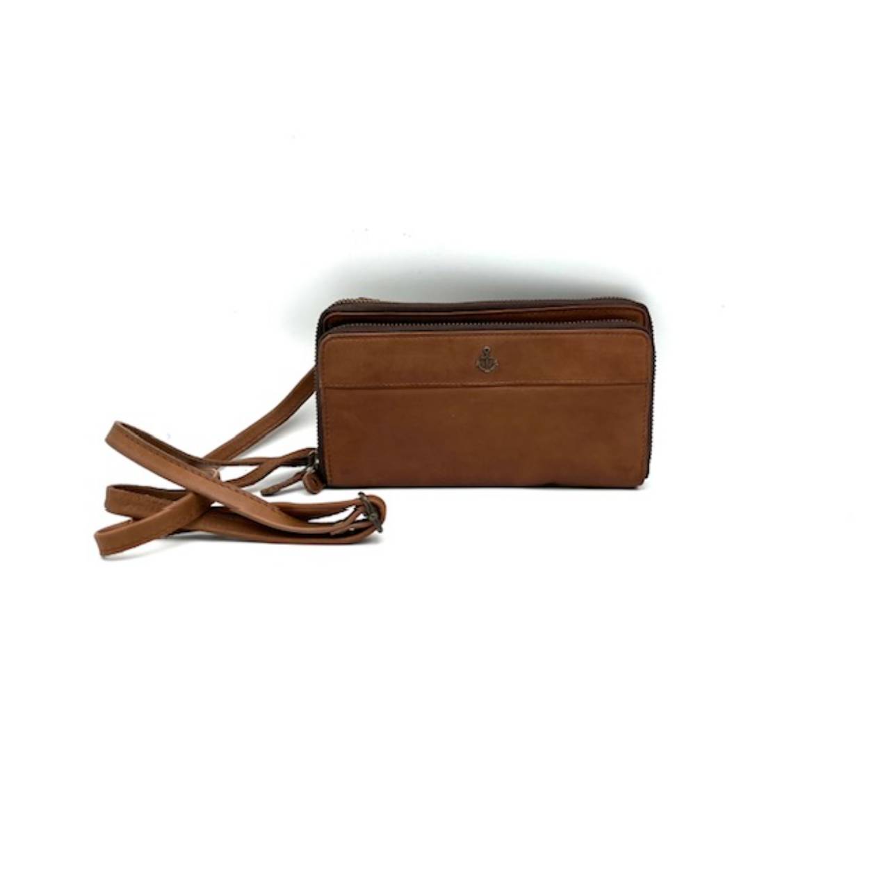 Een bijzondere tas de Serena. deze tas is op diverse manieren te gebruiken. Als riem tas, portemonnee en schoudertas.
Wij van Lederzaak.nl weten eigenlijk niet hoe deze kameleon in te delen. 
Met alle plezier laten wij u deze tas zien en oordeel zelf.

Afmetingen
Hoogte 10cm x breed 19cm x diep 3.5cm