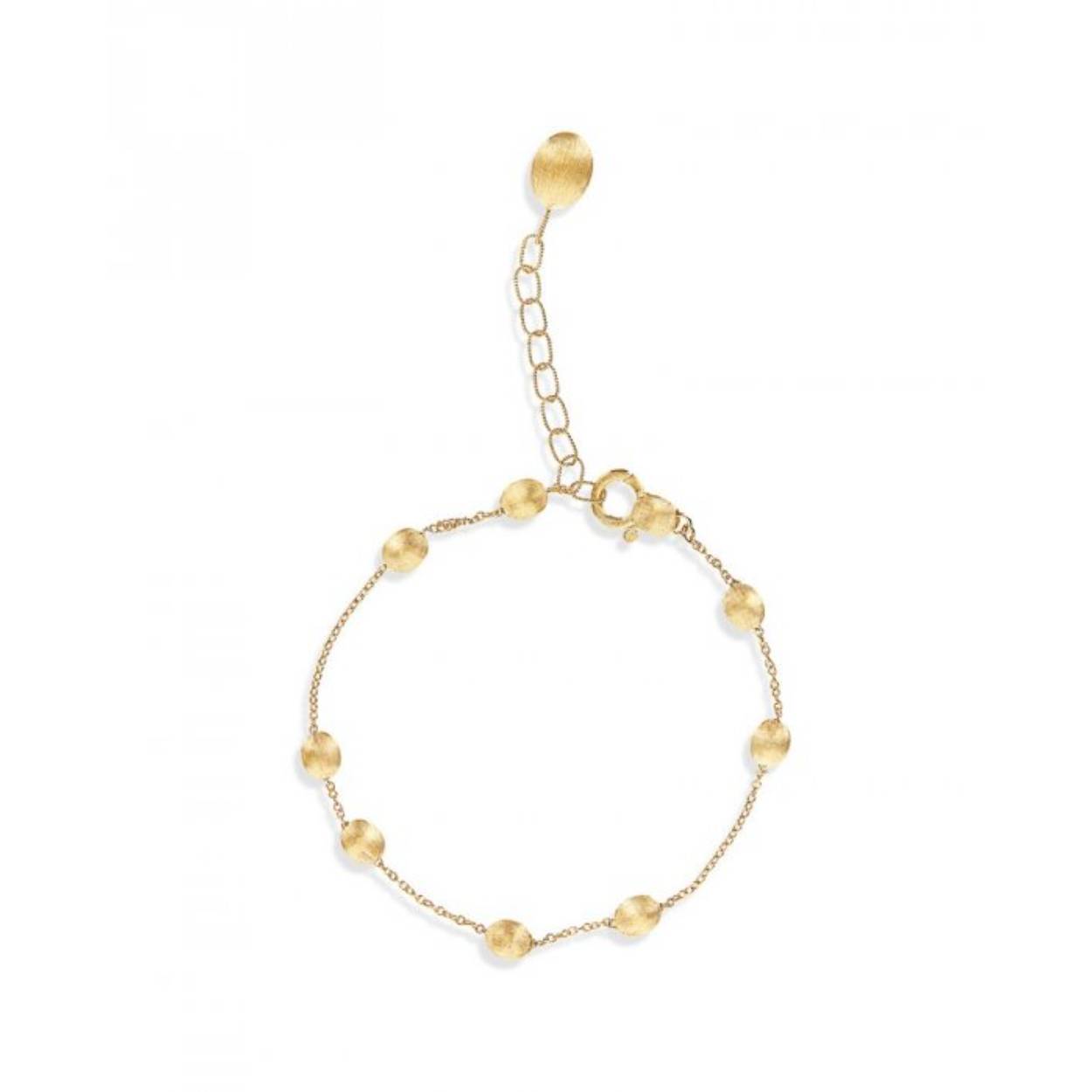 Deze elegante armband van het Italiaanse juwelenhuis Nanis belichaamt de essentie van ingetogen luxe. De fijne gouden schakels worden verrijkt met zacht afgeronde gouden elementen, die dankzij hun karakteristieke handgravure een subtiel spel van licht en textuur cre&euml;ren.

Voor deze verfijnde afwerking maakt Nanis gebruik van de traditionele bulino- of burijntechniek, een ambachtelijke graveertechniek waarbij met uiterst fijne lijnen in het gouden oppervlak wordt gewerkt. Deze minutieuze bewerking geeft het goud zijn kenmerkende zijdeachtige glans en levendige uitstraling, waarbij elke ronding het licht op een eigen manier vangt.

De combinatie van de delicate schakels, organische vormen en zorgvuldig gegraveerde details resulteert in een harmonieus juweel waarin Italiaans goudsmeedwerk en artistieke verfijning samenkomen.

Een subtiel statement van luxe. Tijdloos, karaktervol en uitzonderlijk verfijnd: deze armband weerspiegelt de unieke signatuur van Nanis en voegt een elegante gouden toets toe aan elke gelegenheid.