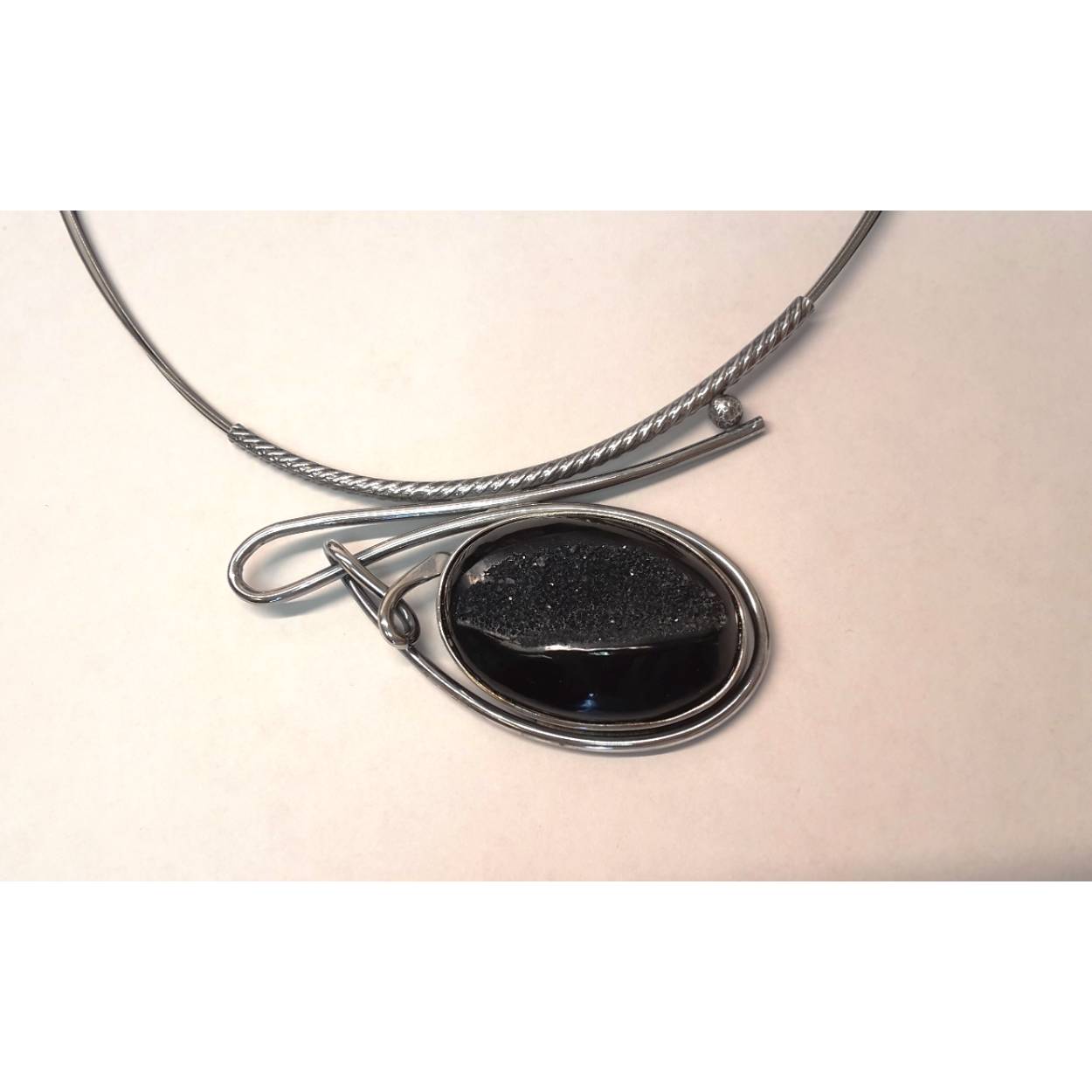 Buttner Schmuck handgemaakte sieraden vervaardigd in een klein atelier uit de Harz, zilver hanger met Onyx en met staaldraad
