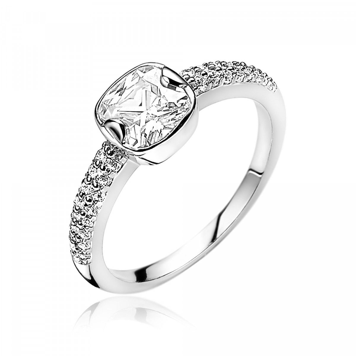 ZINZI zilveren ring met een vierkante topzetting en bezet met kleine witte zirconia's in de scheen. De ring is vervaardigd van eerste gehalte zilver (925) en met extra rodiumlaag voor mooie glans.