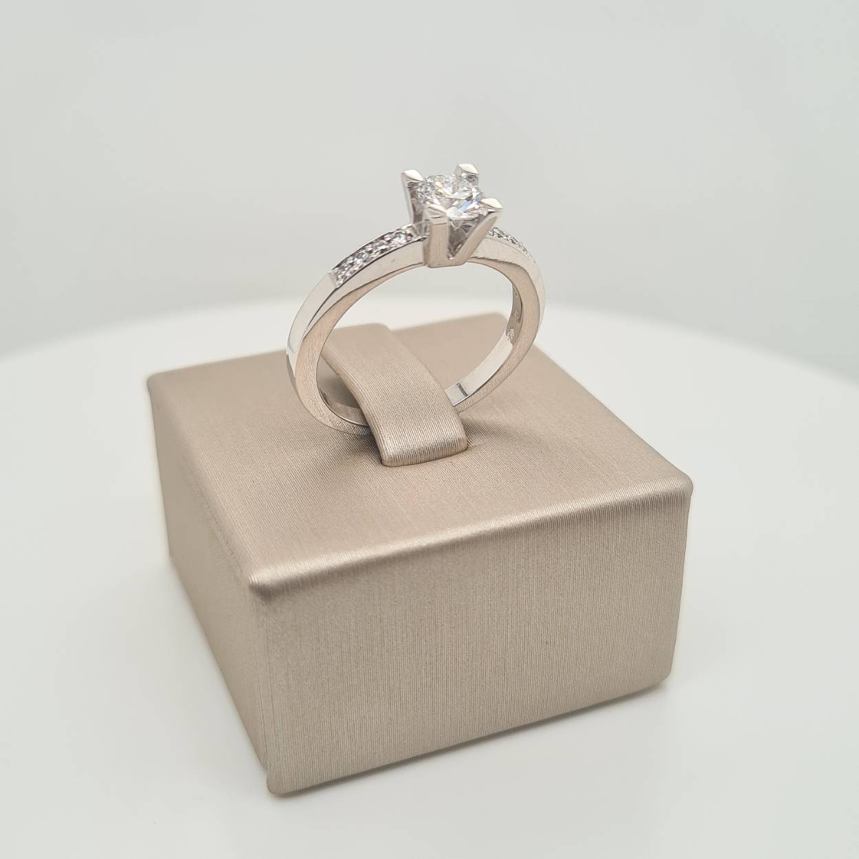 14krt gouden ring met diamant