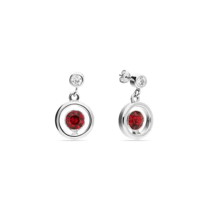Deze Punct collectie wordt gekenmerkt door een licht doch luxueus ontwerp dat niet zal misstaan op een black-tie event, maar ook geschikt is voor alledaags gebruik. Dit sieraad is gemaakt van 925 sterling zilver, de allerbeste kwaliteit zilver, en is voorzien van een Swarovski kristal. De oorbellen bestaan uit een rond knopje met een kristal aan de voorkant, met daaronder een speelse hanger in de vorm van een opengewerkte cirkel met in het midden een rond facetgeslepen Scarlett Swarovski kristal dat mooi glinstert. Het ronde knopje is aan de achterkant voorzien van een slanke steker die u gemakkelijk door uw oor steekt alsook een handige sluiting.