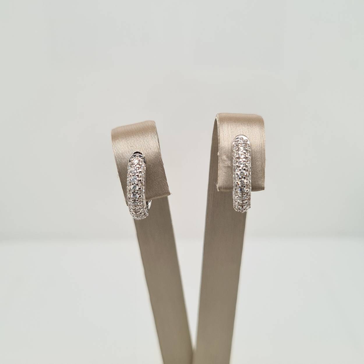 Prachtige 14 karaat witgouden oorbellen met diamant, 0.52crt. 