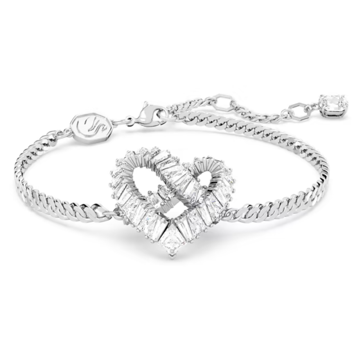 De samengeweven look van deze armband met rhodium toplaag is werkelijk uniek. Om het schitterende effect te creëren, vloeit het ontwerp over in een elegante hartvorm die volledig is voorzien van heldere kristallen met een baguette-slijpvorm. 

