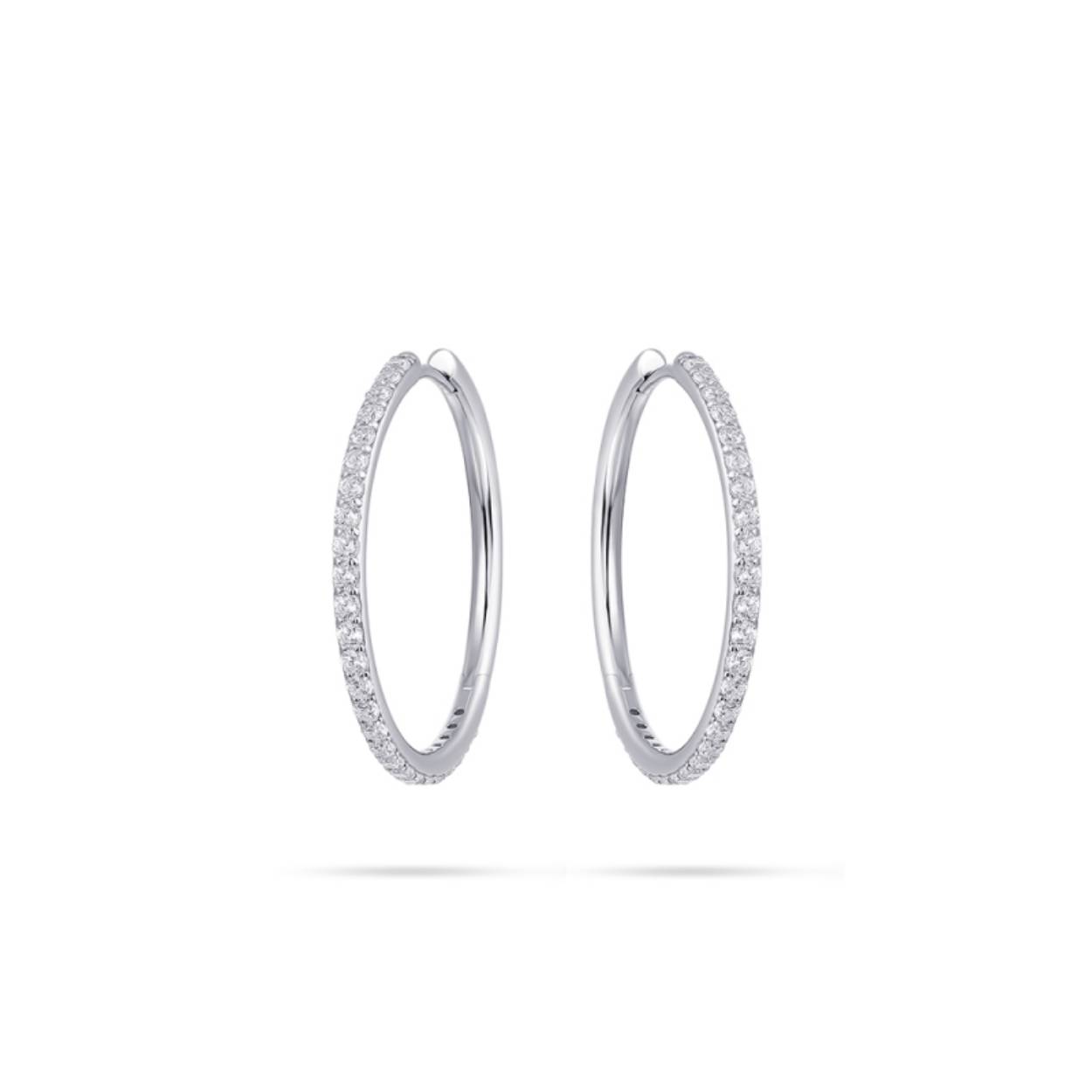 Zilveren oorringen met zirkonia's 30 mm x 2 mm voorzien van degelijke scharniersluiting.
Verkrijgbaar in diverse afmetingen