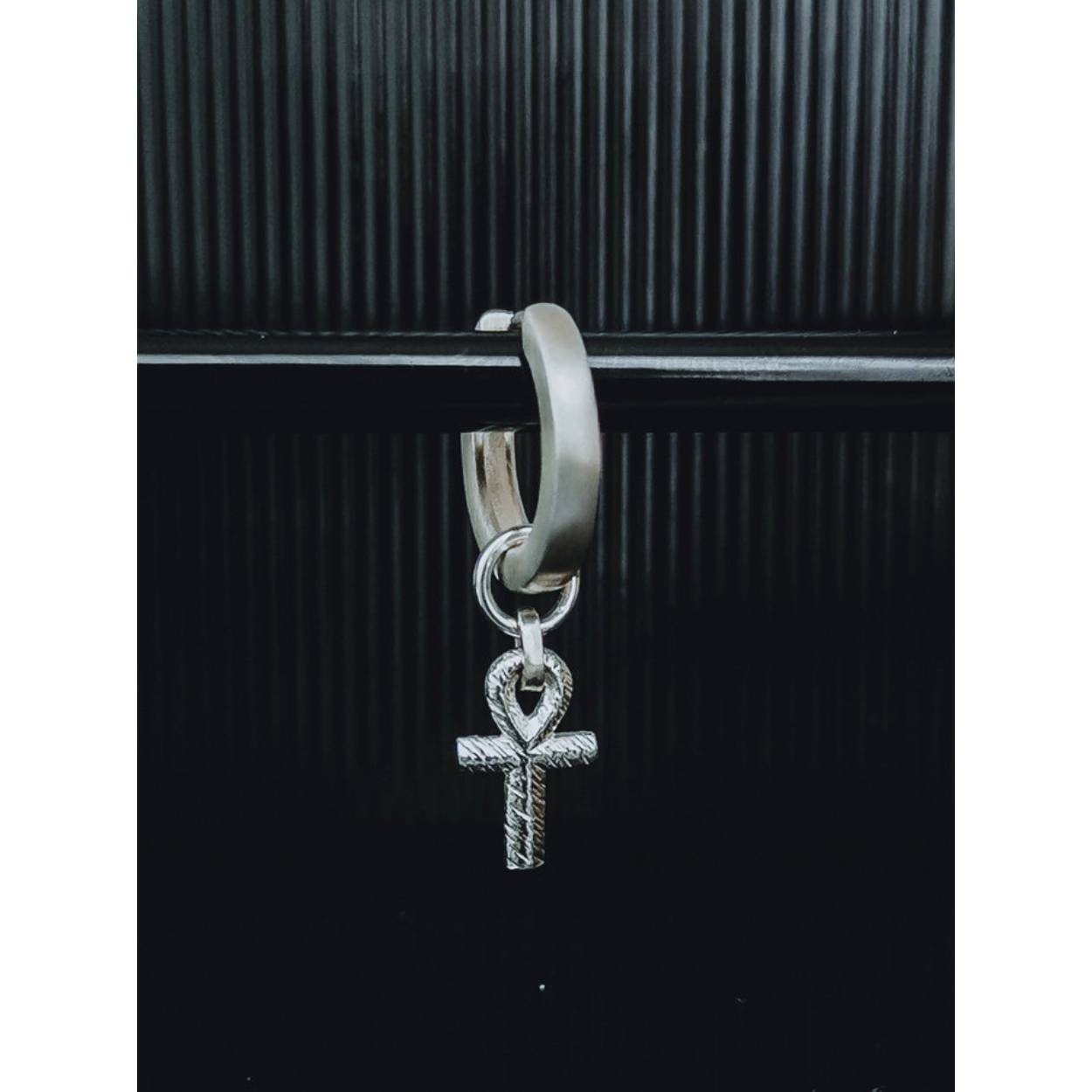 Naam: 'Sadiki' is Egyptisch en betekent 'trouw'.
Een subtiele ankh-bedel die perfect aan de Kamau-oorringen en het wat fijnere Jahi-ringetje past. De ankh is een oud Egyptisch symbool dat staat voor leven.
Let op: je koopt hier alleen een bedel. Er zijn verschillende oorringen om de Sadiki-bedel aan te hangen. 
Handgemaakt van 925 sterling zilver. Fair trade & eco-friendly.