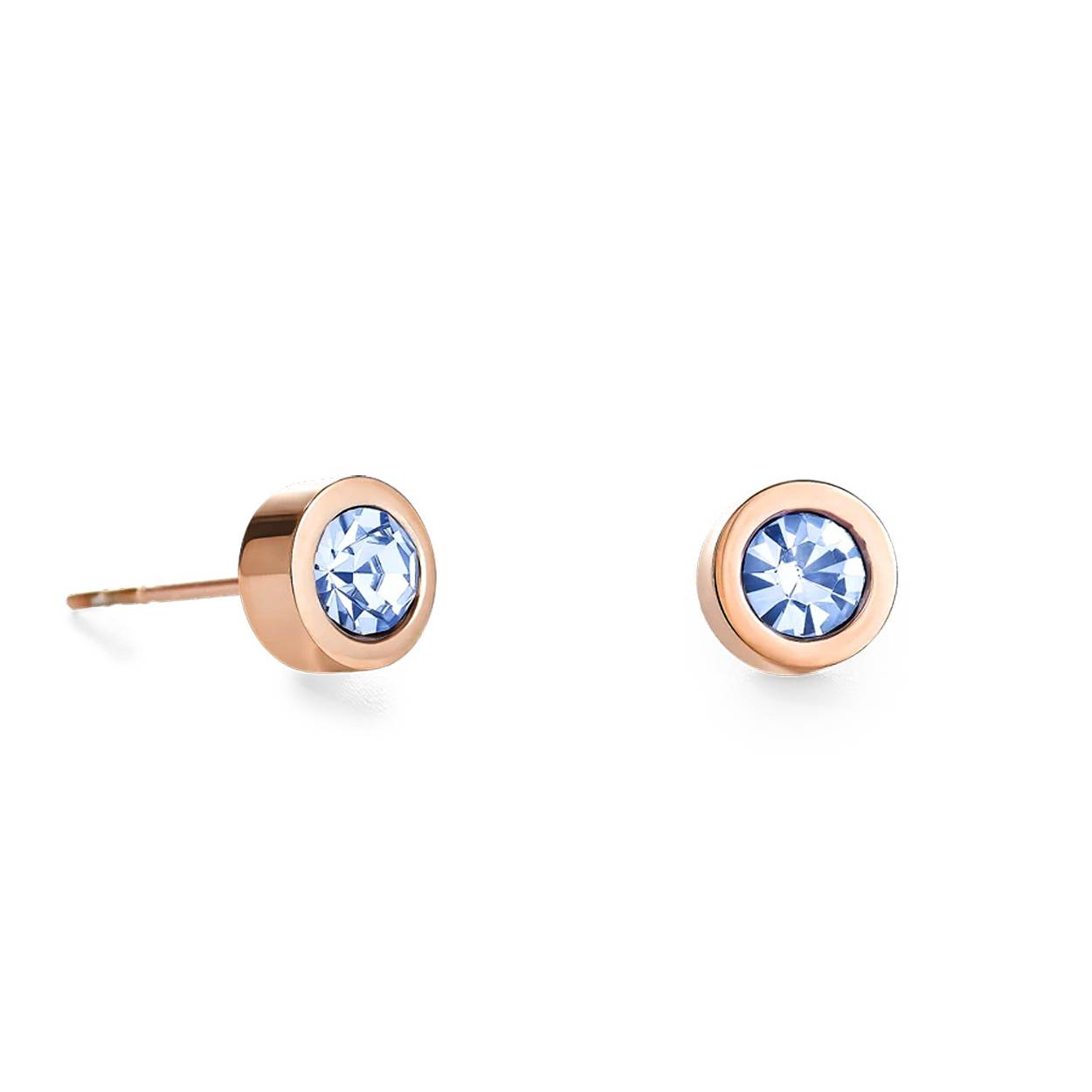 Edelstalen oorstekers uit de collectie van Coeur de Lion uitgevoerd in edelstaal met een roségouden plating en gezet met lichtblauwe Swarovski kristallen.