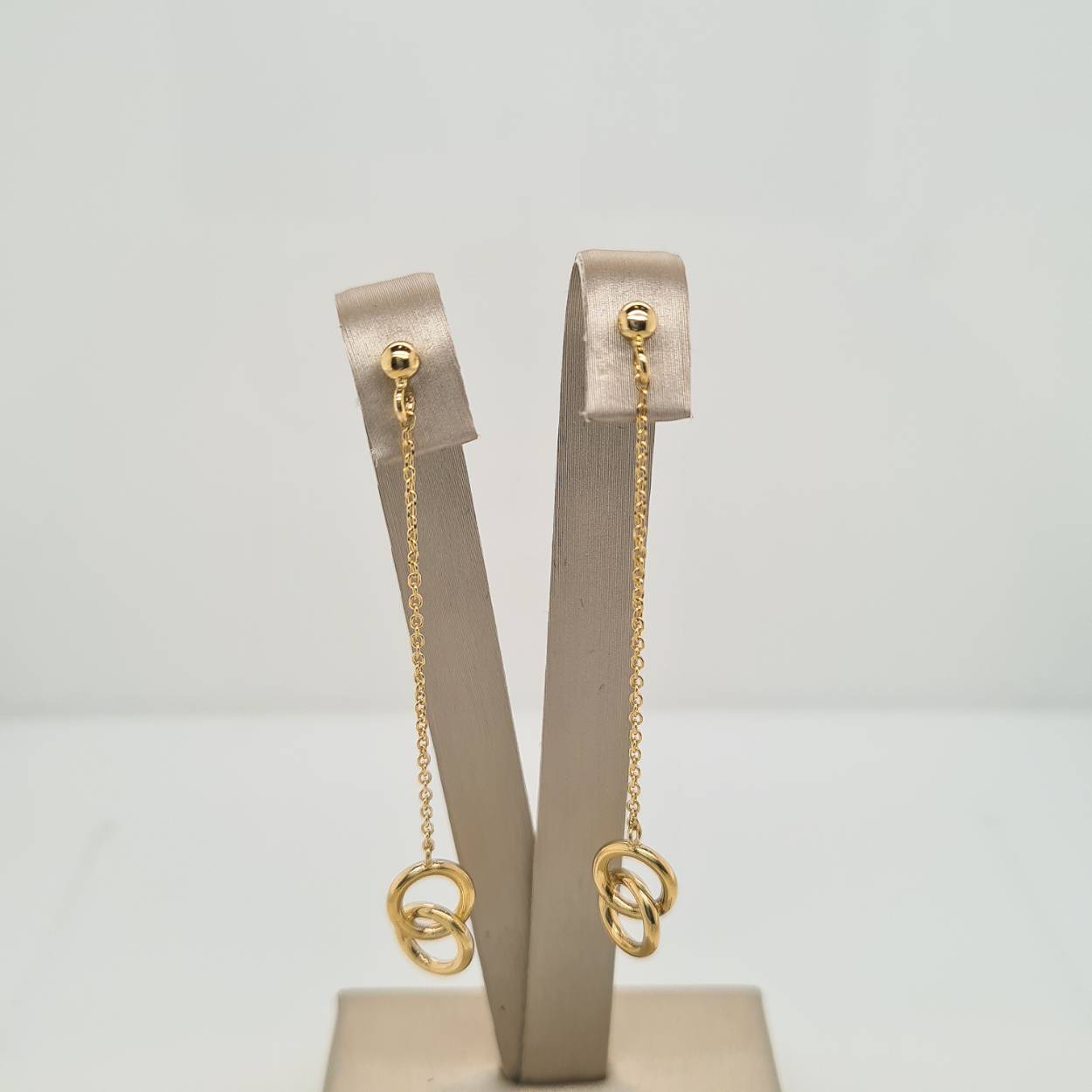 Prachtige 14 karaat geelgouden oorbellen met twee rondjes. 