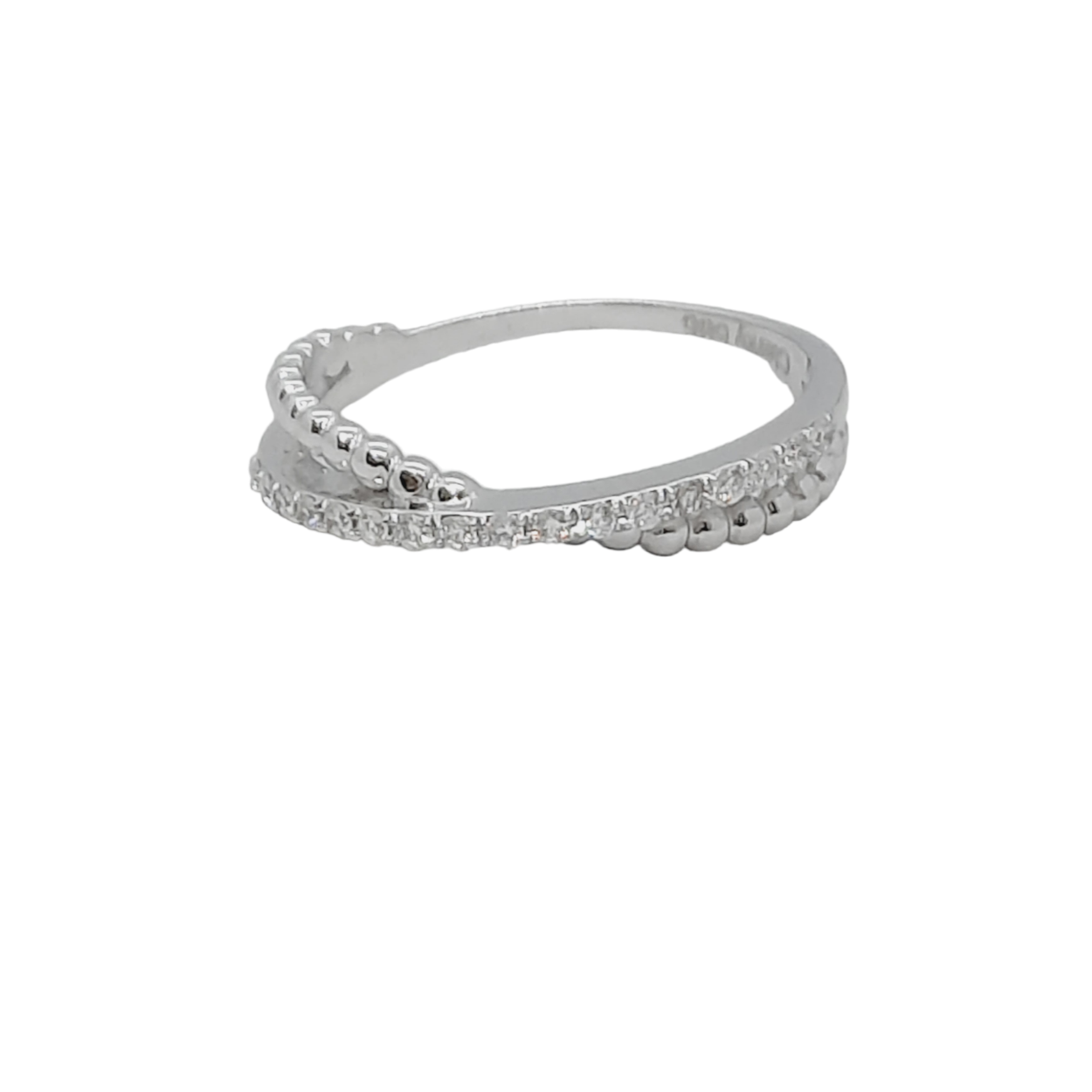 De BREA-0003038 ring is een verfijnd sieraad met een ronde 0.15 karaat F-kleur diamanten van SI1 zuiverheid. Gemaakt van 14 karaats witgoud, biedt deze glanzende ring elegantie. Perfect voor dagelijks gebruik of speciale gelegenheden. Combineer met andere gouden sieraden voor een complete look. Draag op maat 54 voor optimaal comfort en stijl.