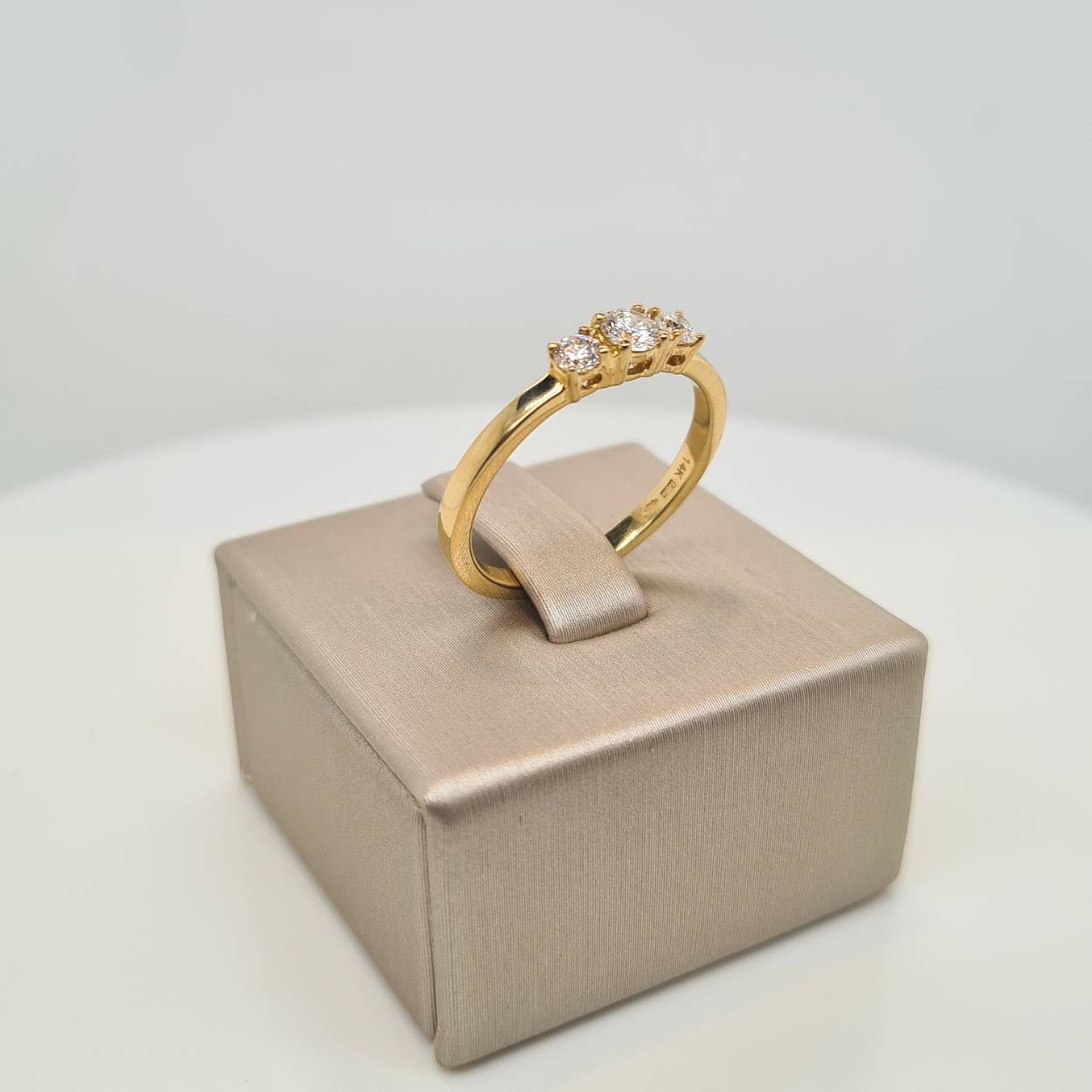 Prachtige 14krt gouden rijring met diamant, 0,35crt G VSi. De maat van de ring is 55 (17,5). Heeft u een andere ringmaat, neem dan gerust contact met ons op.