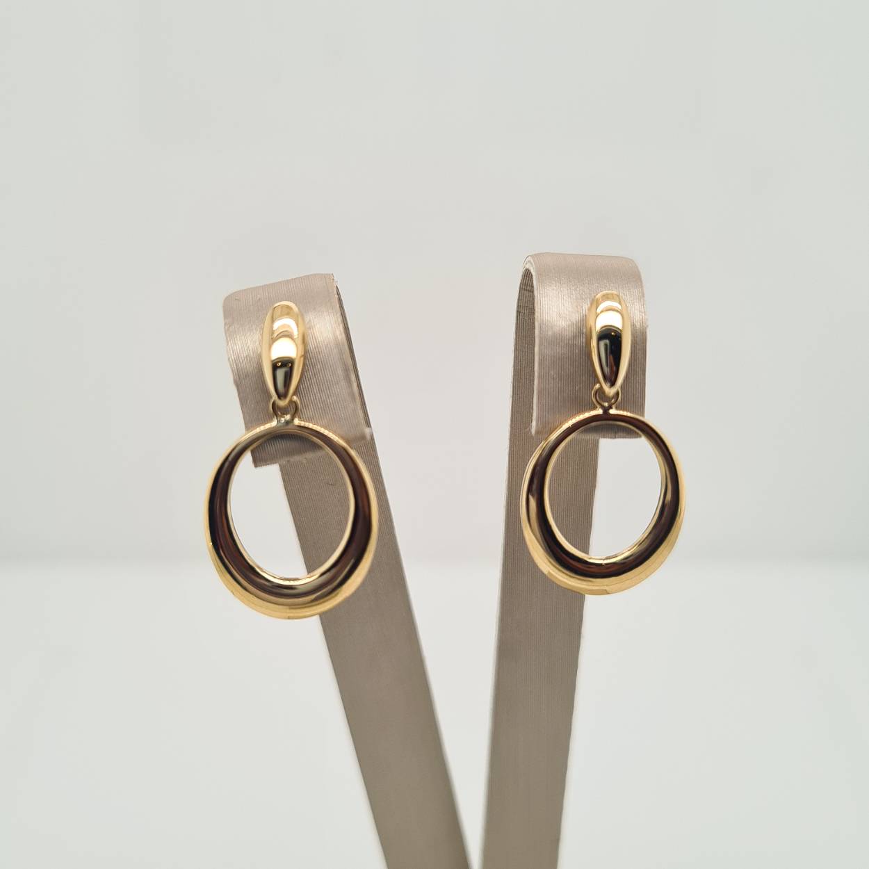 14krt geelgouden ovaalvormige oorhangers. De oorhangers hebben een totale hoogte van 22mm.