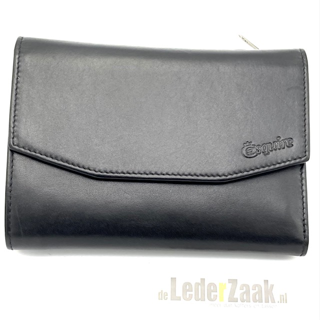 Deze zwarte dames portemonnee uit de Silk collectie van Esquire bied ruimte aan minimaal 12 pasjes. Ze heeft drie venstertjes, waarvan 1 kleinere.
2 vakken voor bankbiljetten.
Aan de andere kant is de portemonnee voorzien van een rits met daarachter het muntvak (met winkelwagenmunt), verdeeld over twee vakken met een tussenschotje, waar evt ook een pasje in kan worden opgeborgen. 

Afmetingen:  14 x 10 x 3 cm