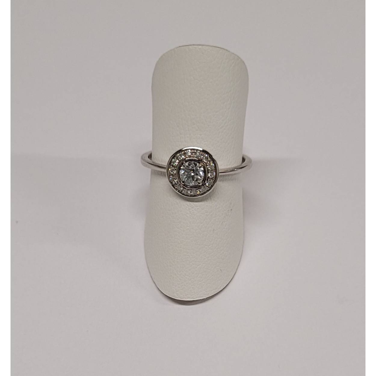 Witgouden ring met 1x 0,30 karaat diamant waarvoor een GIA certificaat is. Rondom de centrumsteen zijn 14 diamanten gezet.