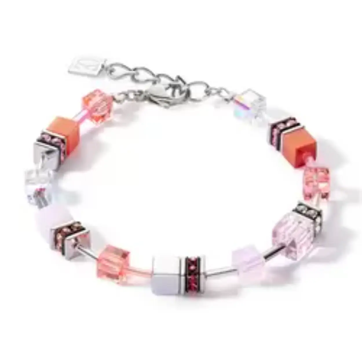  Iconische Joyful Colors armband Roze uit de bekende GeoCUBE collectie van Coeur de Lion, handgemaakt in Duitsland. armband met een spannend design in heldere tinten roze wat een perfect kleuraccent toevoegt aan je look, helemaal in combinatie met het bijpassende collier en oorbellen, echte blikvangers!

De edel stalen armband is geregen met glas, hematiet met titanium oxide afwerking, synthetisch tijgeroog, Swarovski® Kristallen, en roestvrij staal. Draaglengte is 19 tot en met 22 cm, door het handige verlengkettinkje. Dikte van de blokjes is 0,6 cm, de sluiting is ook van roestvrij staal. 

De armband Iconic Joyful Colours roze wordt geleverd in een sieradendoosje van Coeur de Lion, met echtheidscertificaatje, mooi ingepakt.