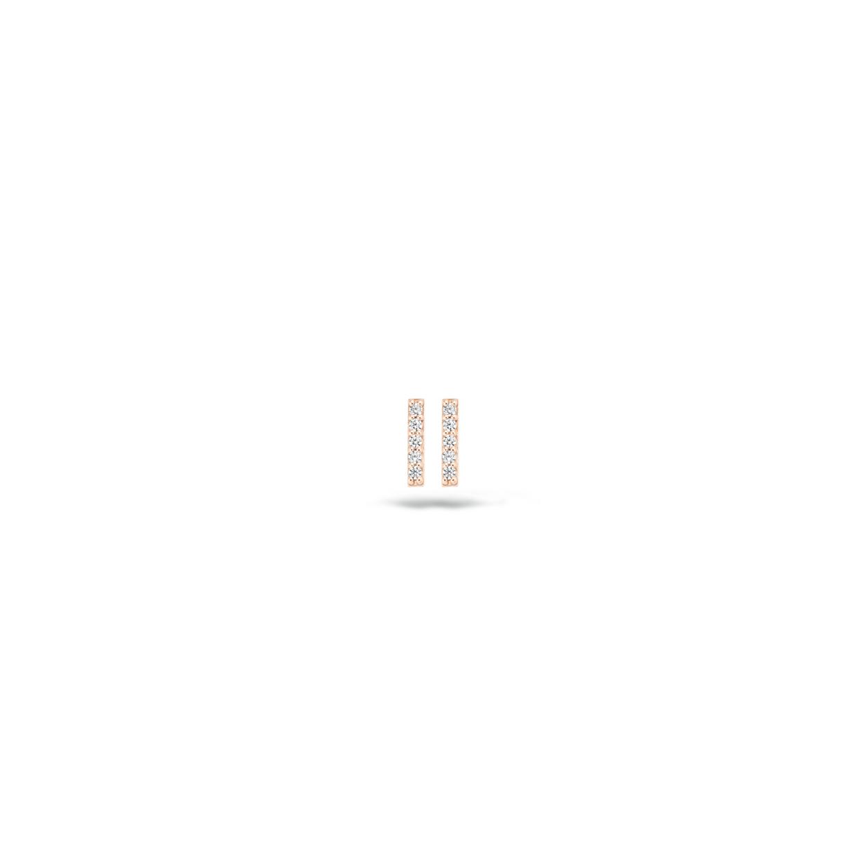 De briljantgeslepen witte zirkonia’s in 14k roségouden pavézetting geven een mooie sprankeling aan deze tijdloze staafvormige oorknoppen. Ze hebben een dikte van 1,3 mm en een lengte van 6,5 mm en gaan heel goed samen met andere (oor)sieraden