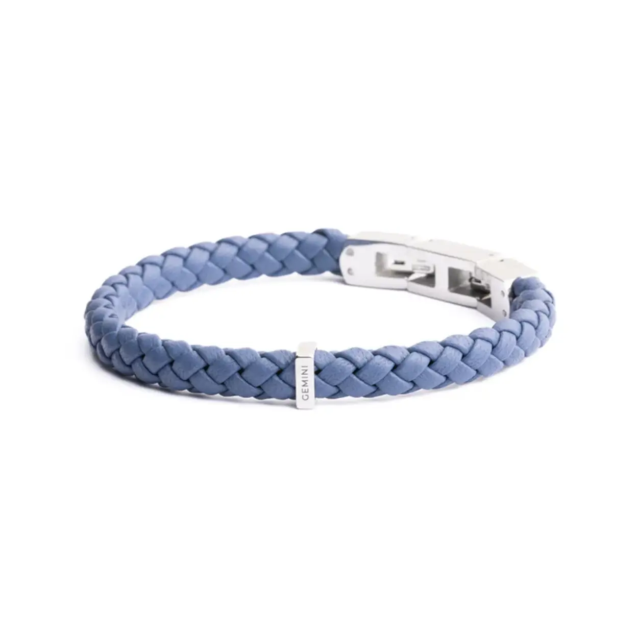 Deze Una Light Blue armband is volledig gemaakt van hoogwaardig Italiaans nappaleer, afgewerkt met zwarte roestvrijstalen elementen. Het Italiaanse leer is ongelooflijk soepel en zacht. Hij is verkrijgbaar in alle maten XXS tot en met XXL.

Italiaans Nappaleer staat wereldwijd bekend om zijn uitzonderlijke kwaliteit en luxueuze uitstraling. “Nappa” verwijst naar een specifiek type zacht leer gemaakt van de huiden van lammeren, geiten of schapen. De zachtheid wordt bereikt via een zorgvuldig looiproces en afwerking, resulterend in leer dat een genot is om aan te raken.

Het looiproces voor Italiaans Nappaleer is een cruciale stap in de productie ervan. Italiaanse leerlooierijen gebruiken vaak plantaardig looien of andere milieuvriendelijke methoden, wat niet alleen de kwaliteit van het leer verbetert, maar ook de milieu-impact vermindert.