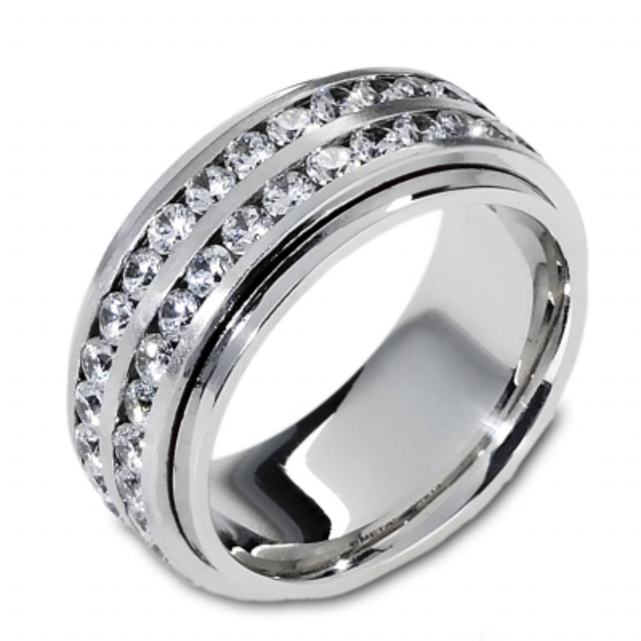 Trouwringen witgoud met in de damesring twee rijen diamant rondom de gehele ring. Beide ringen zijn 9 mm breed.