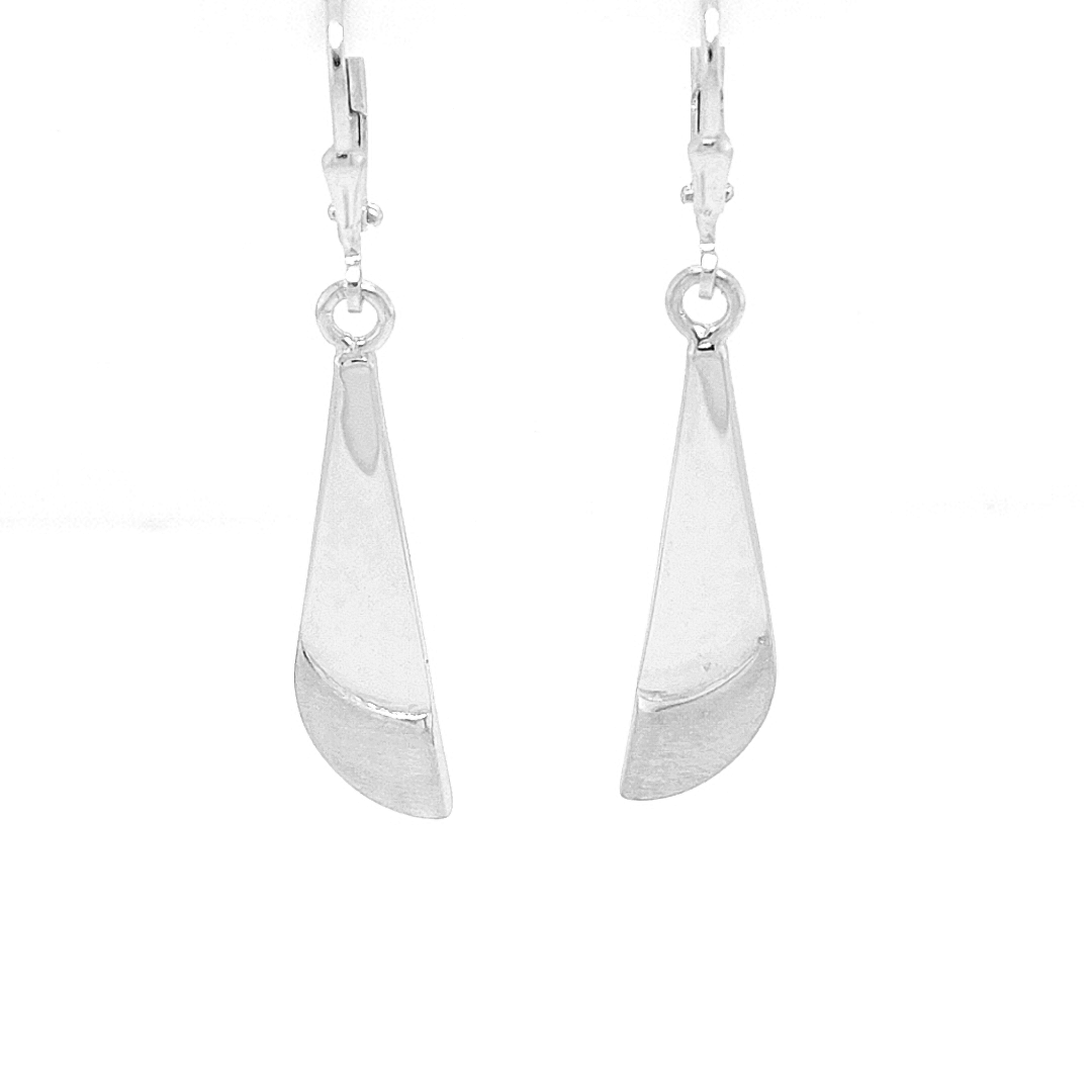 Deze 925 zilveren oorhangers hebben een rustige en moderne uitstraling. De gedeeltelijke mattering zorgt voor een bijzonder effect. Deze oorhangers zijn solide gemaakt en makkelijk te combineren met andere zilveren sieraden.