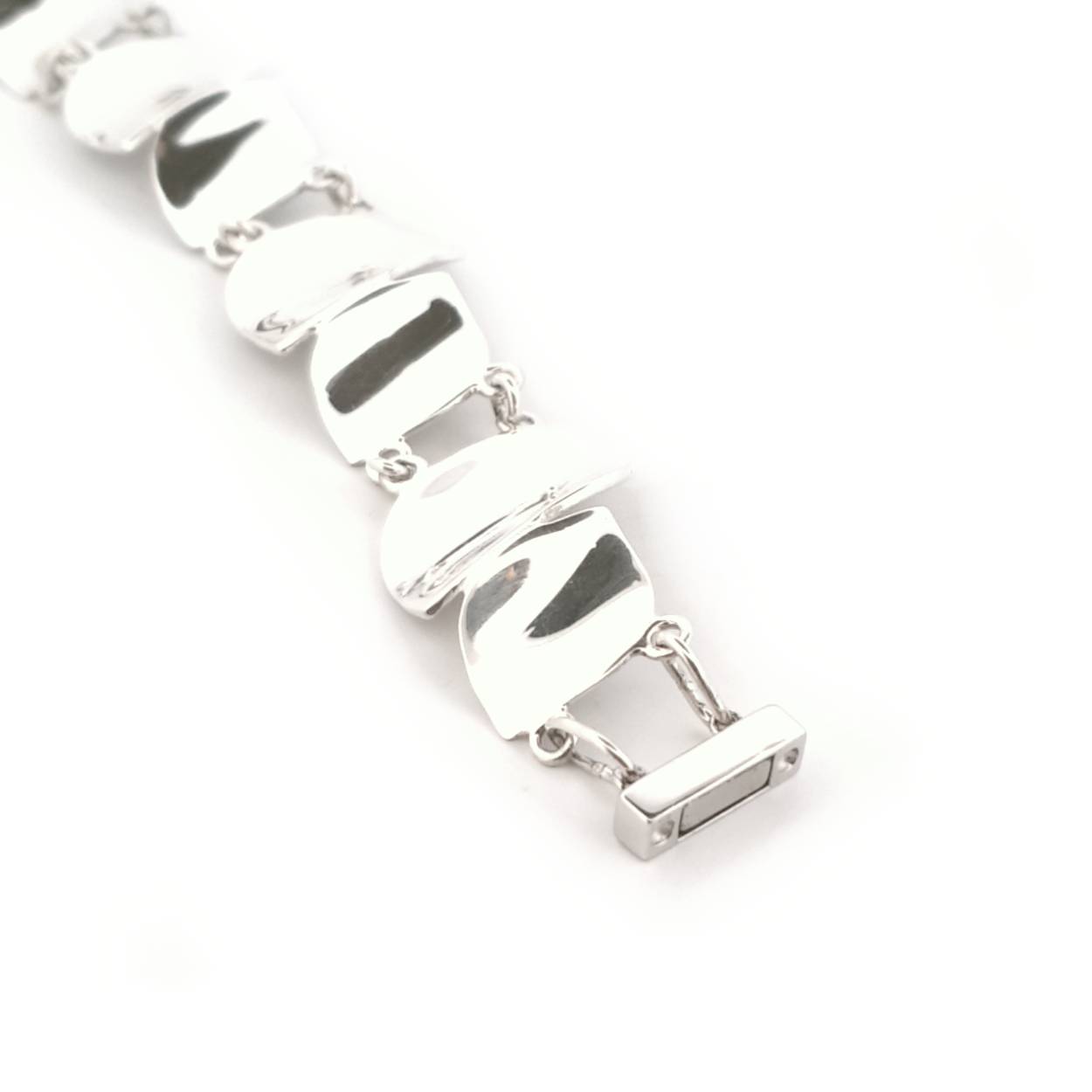 Voel het ritme van de golven en laat je meeslepen met je gedachten.
De armband heeft een handige magneetsluiting.

De armband heeft een lengte van 19 cm.

De armband kan op elke gewenste maat gemaakt worden. Echter na aanpassing van de maat beschouwen we de armband als maatwerk. Mocht je twijfelen over de maat neem dan gerust contact op.

Maak een afspraak en kom deze armband eens passen! Of bestel haar gelijk, dan sturen we deze mooi verpakt naar je toe.