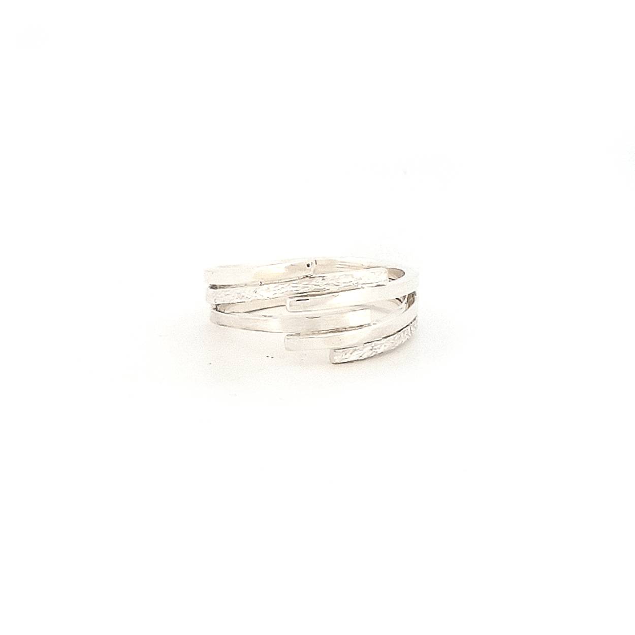 Sierlijke verfijnde draden laten deze ontwerpen voor zichzelf spreken. Met een letterlijke twist zijn deze sieraden goed draagbaar en makkelijk te combineren. Een energieke wikkel van sierlijkheid die jou laat stralen. Elk sieraad wordt met de hand gemaakt in ons eigen atelier en ontstaat spontaan op gevoel. Jouw Twist is dus altijd uniek.

Maak een afspraak en kom deze ring passen! Of bestel haar gelijk, dan sturen we deze mooi verpakt naar je toe.