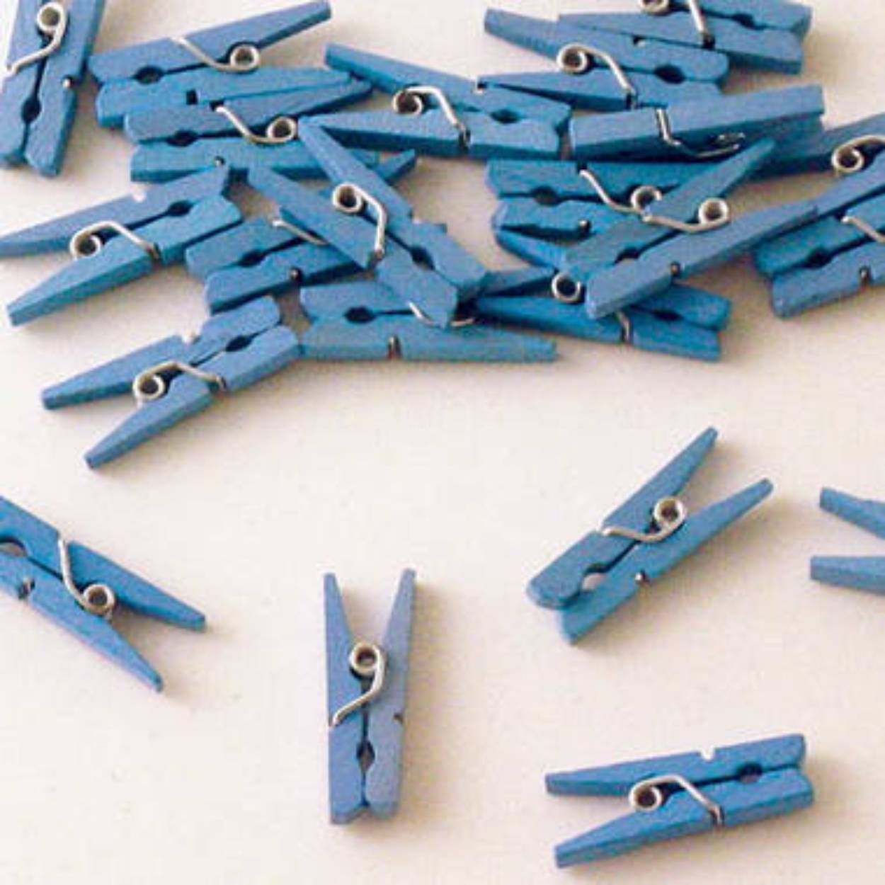 Blauwe knijpers - 24 stuks. Inhoud: 24 knijpers. Bijvoorbeeld te gebruiken tijdens de volgende feestgelegenheid/feestgelegenheden: Geboorte Jongen. Afmetingen: 25 x 7 x 3 mm. Het artikel is gemaakt van hout.