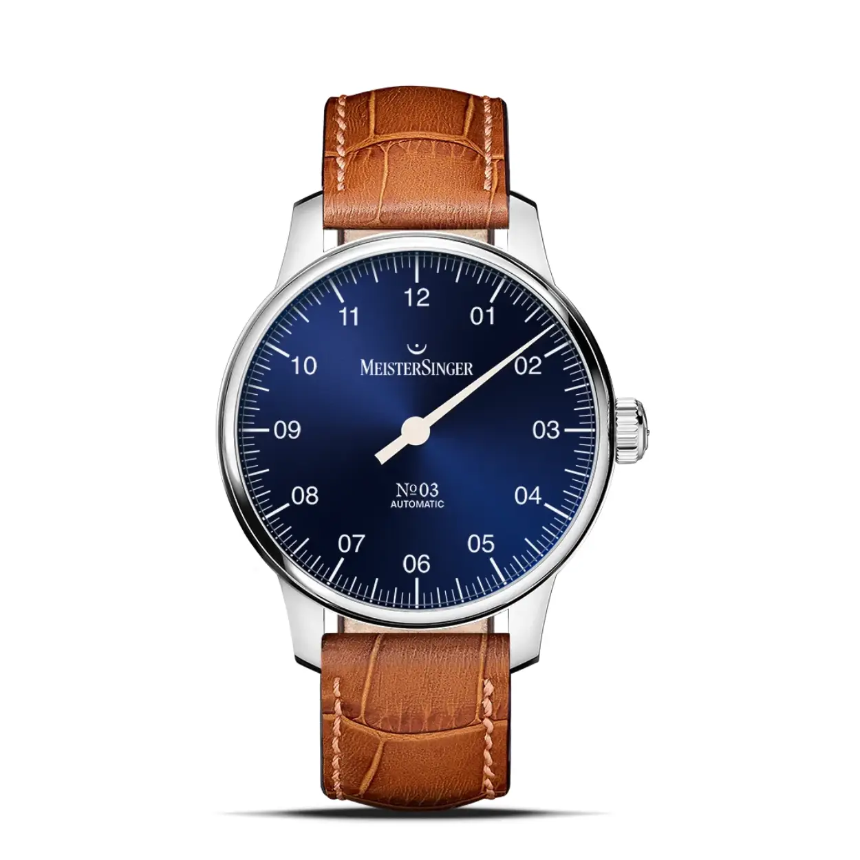 De №03 onderscheidt zich hoofdzakelijk door de automatische aandrijving van de MeisterSinger №01. Dit horloge wordt al heel lang als een icoon van de tijdmeting beschouwd en laat zien dat goede dingen nooit uit de mode raken. De №03 is vanwege het algehele vormgevingsconcept bekroond met de Good Design Award. Naast de krachtige 43 mm versie presenteert MeisterSinger de №03 in een vlakke 38 mm kast, zodat hij ook om een smallere pols gedragen kan worden.
