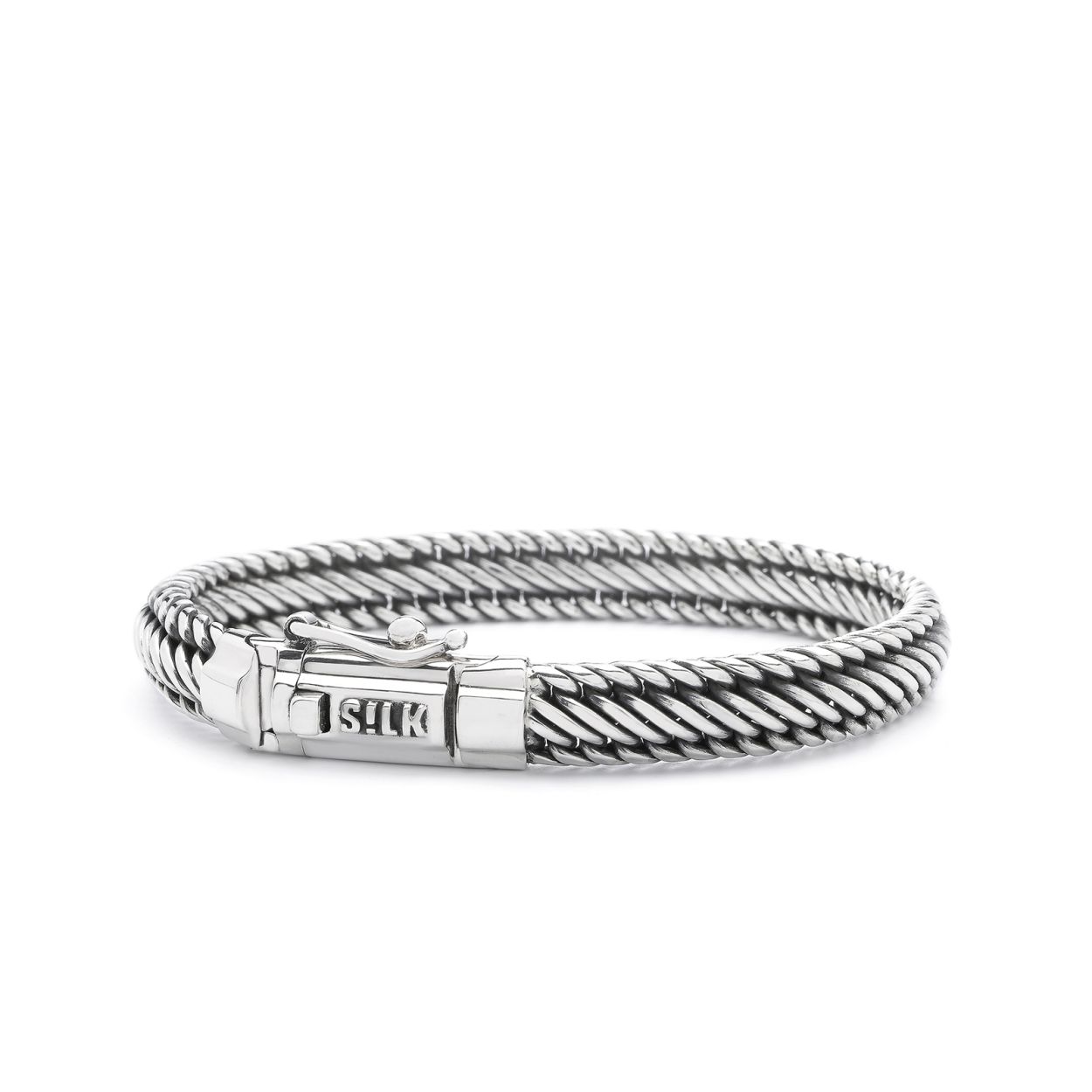 Dit tijdloze zilveren armbandje van SILK bestaat uit fijne in elkaar gevlochten draden in een Franse Gourmet structuur waardoor het armbandje zich zeer soepel om de pols vormt. De stijlvolle armband is 8mm breed.