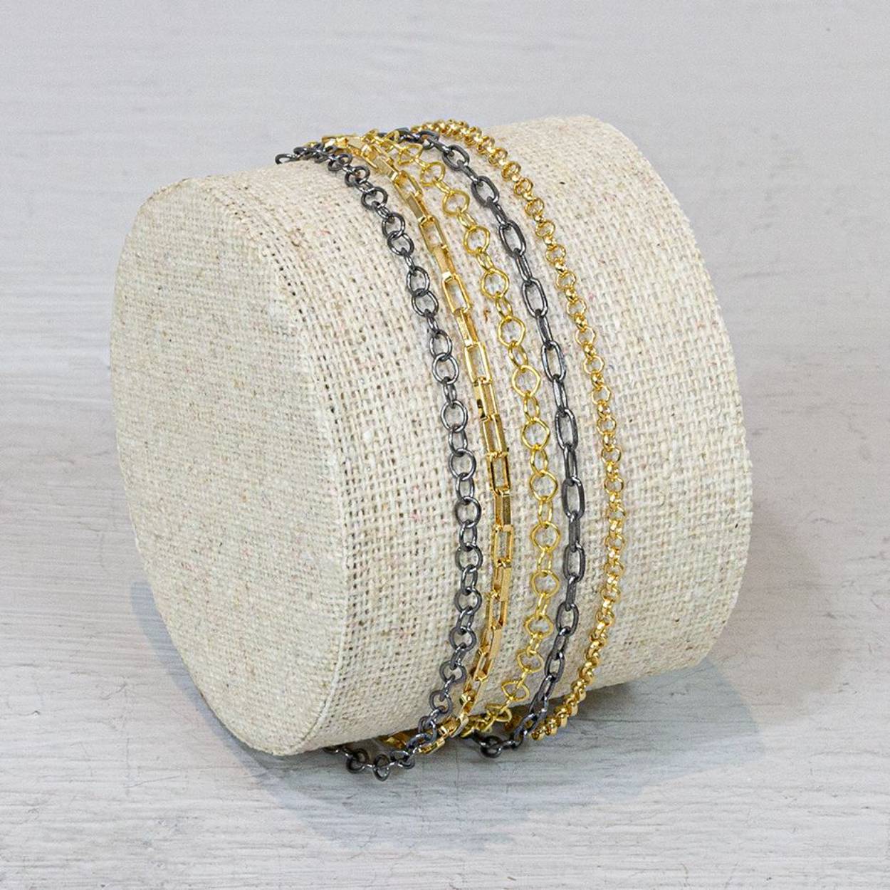 Armband van de najaarscollectie 2022 van Jéh Jewels met 5 rijen. Deze armeband is een regenboog aan kleur. Hij is namelijk gemaakt van zowel zilver, goldfilled en geoxideerd zilver. Combineer deze met de bijpassende ketting om de look af te maken. 
