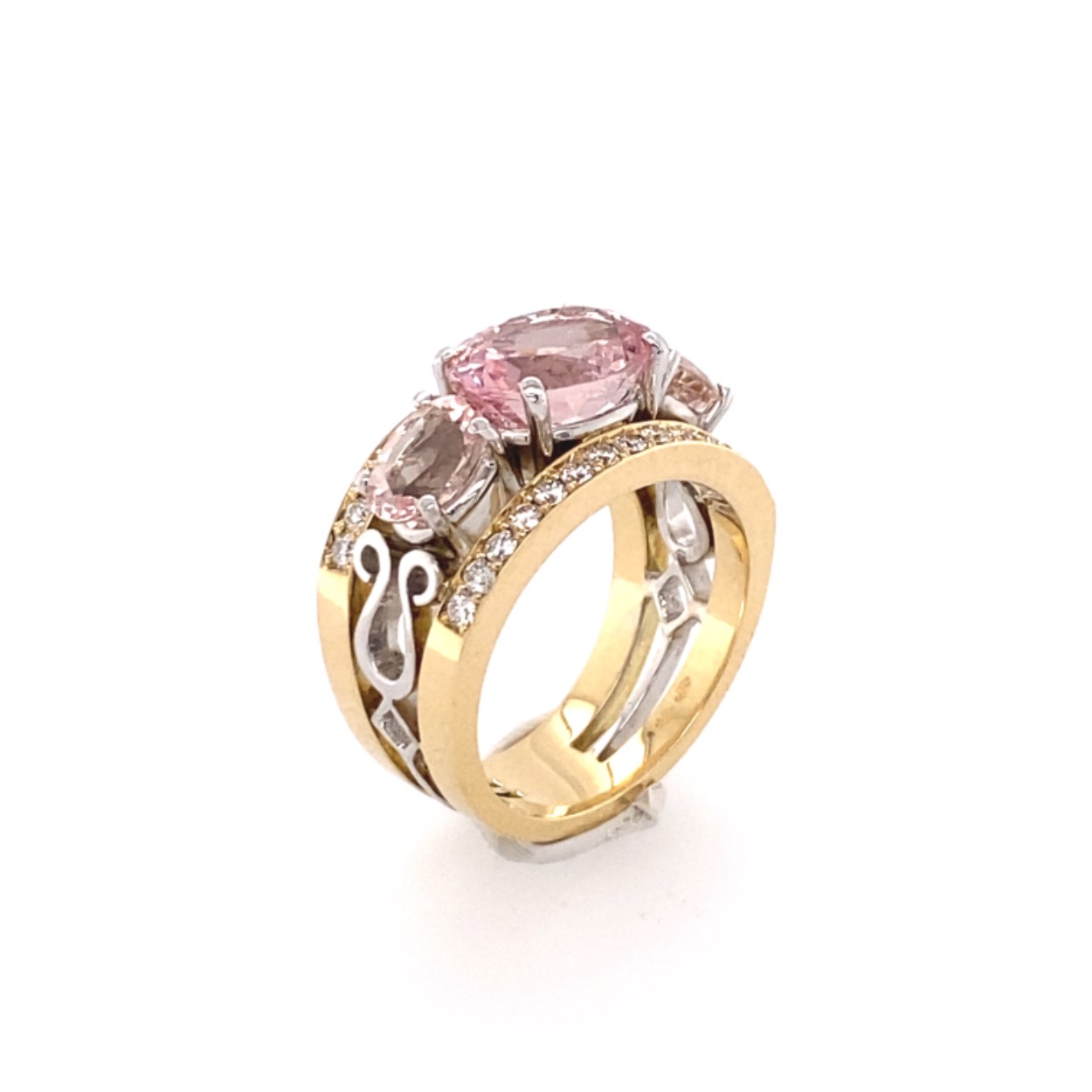 gouden bandring met diamant en roze morganiet