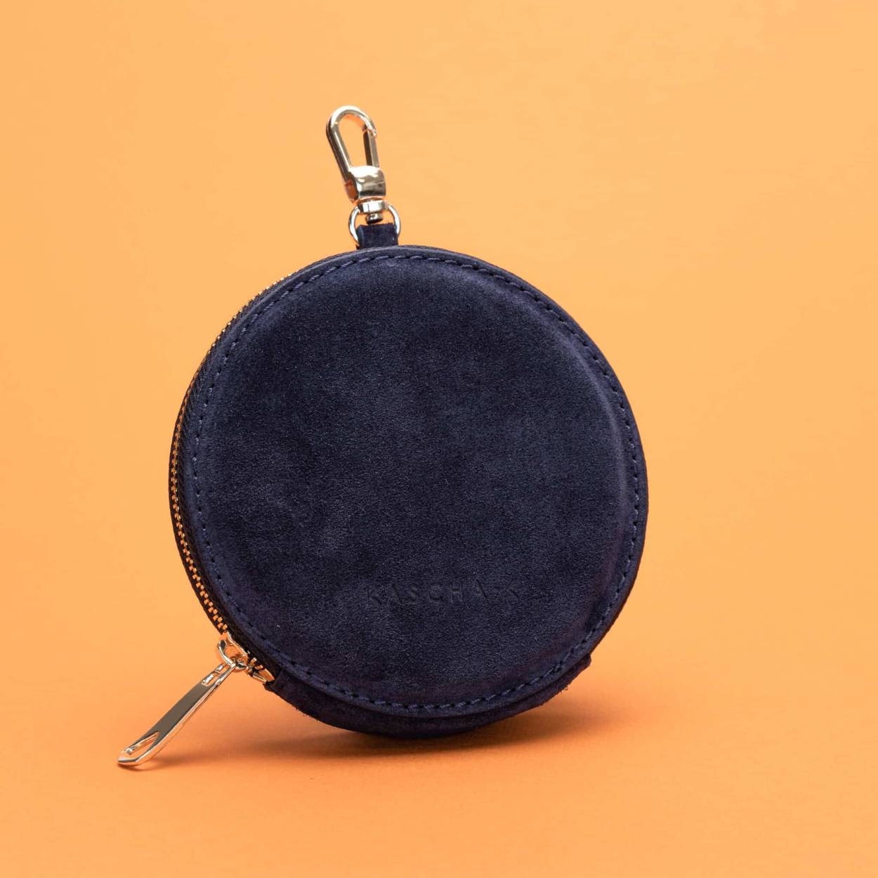 Deze verfijnde Wallet is prachtig afgewerkt met goudkleurige accenten en is ook nog eens verkrijgbaar in een groot aantal heerlijke kleuren. Zeker weten dat de jouwe ertussen zit! Met deze basic heb jij je sleutels, je pasjes en je lipgloss voortaan altijd bij de hand.
Klik de Wallet de Rond vast aan je phonecord of combineer hem met een van onze andere accessoires.