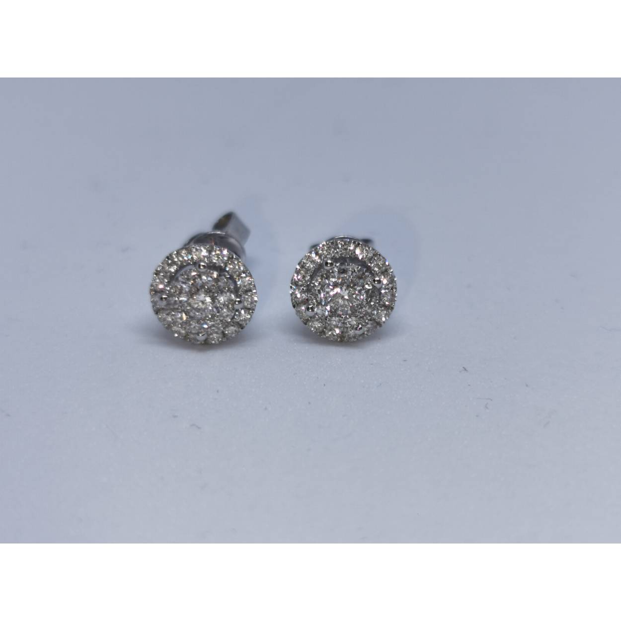 14 karaat wit gouden oorstekers diamant
D1 0.18 crt briljant geslepen 
D2 0.16 crt briljant geslepen 
D3 0 26 crt briljant geslepen 

Kleur g-vs

2.01 gram
Van 2626 voor 2249