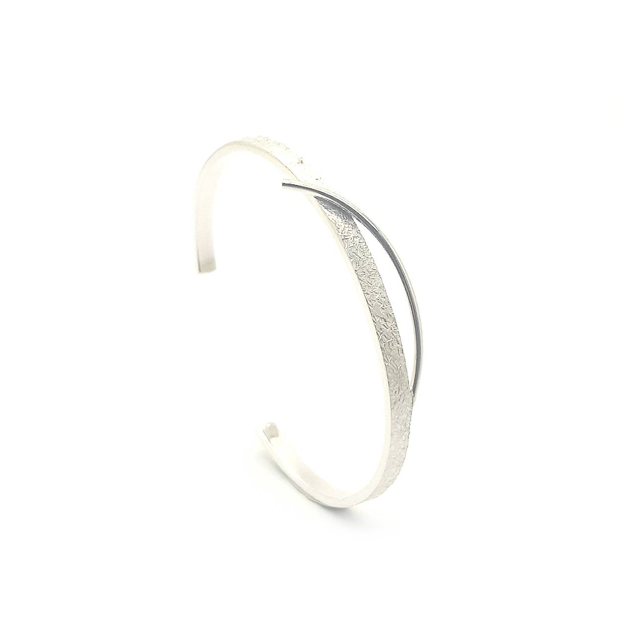 Deze verfijnde zilveren armband zal jou echt prachtig staan. De structuur creëert een contrast met de glanzende baan die omhoog wijst. Deze baan doorbreekt de strakke en rechte lijnen in de armband voor een speels effect. 

Maak een afspraak en kom deze armband passen! Of bestel haar gelijk, dan sturen we deze mooi verpakt naar je toe.