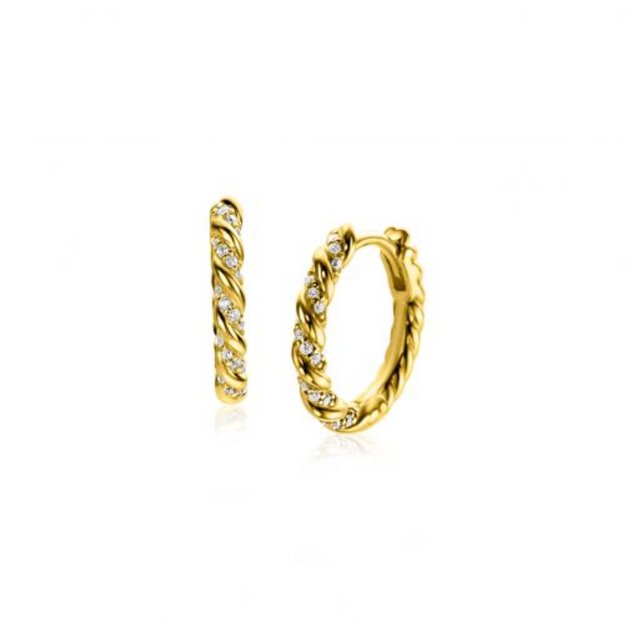 ZINZI gold plated zilveren oorringen 15mm, waarbij een gladde band en een band bezet met witte zirconia's met elkaar verweven zijn. Met luxe scharniersluiting. De grootte van deze oorringen is 15 x 2mm. Deze oorringen zijn te combineren met al onze oorbedels.Vervaardigd van eerste gehalte zilver (925) en voorzien van een extra 14K geel vergulding.