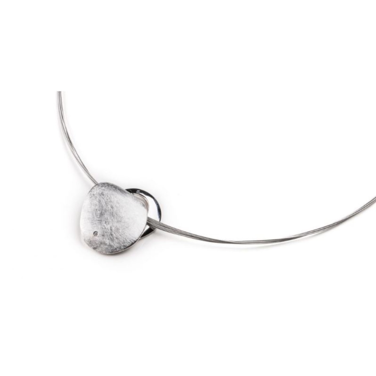 collier staaldraad met zilveren hanger