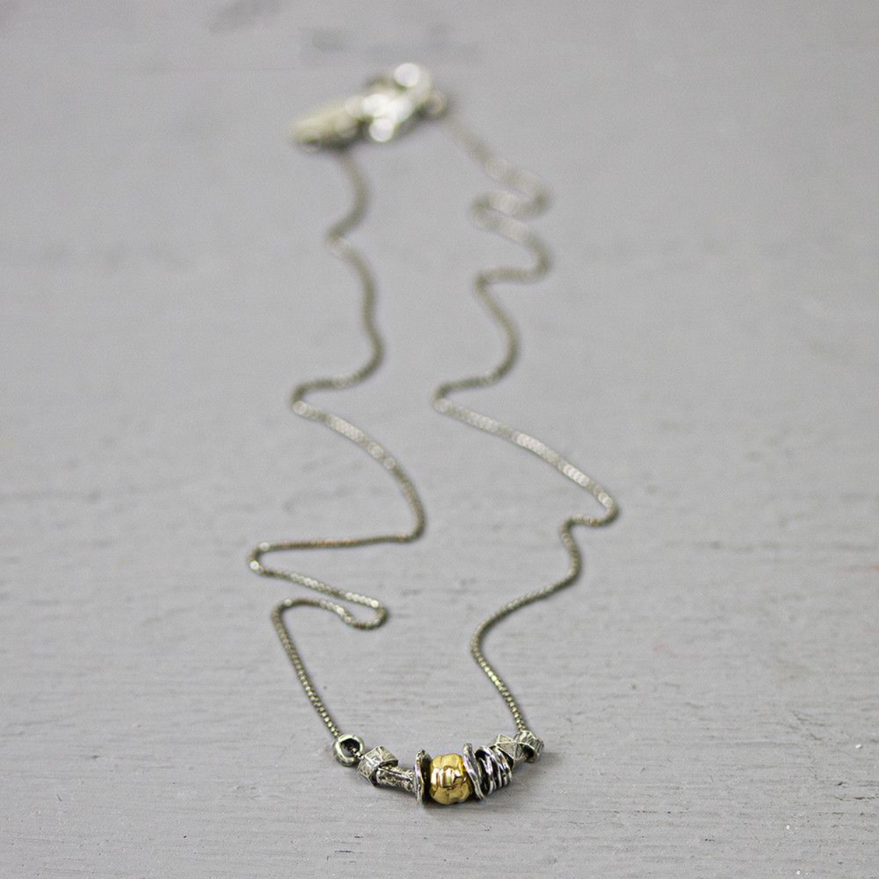 Fijn collier gemaakt van 925 geoxideerd sterling zilver met in het midden een Goldfilled stuk.