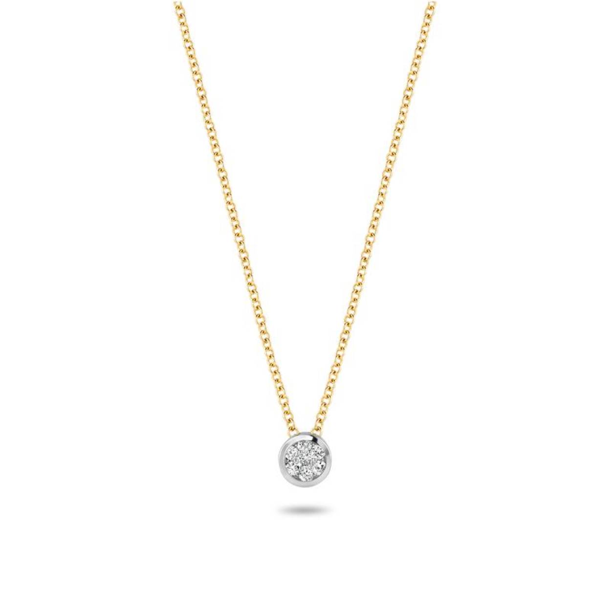 Dit collier van 14k geel- en witgoud heeft opengewerkte schakels en een hanger met een briljant geslepen diamant in gladomzetting. Het heeft een lengte van 42 cm en de diamant heeft een karaatgewicht van 0,15. Prachtig op zichzelf of samen met andere sieraden uit onze collectie.