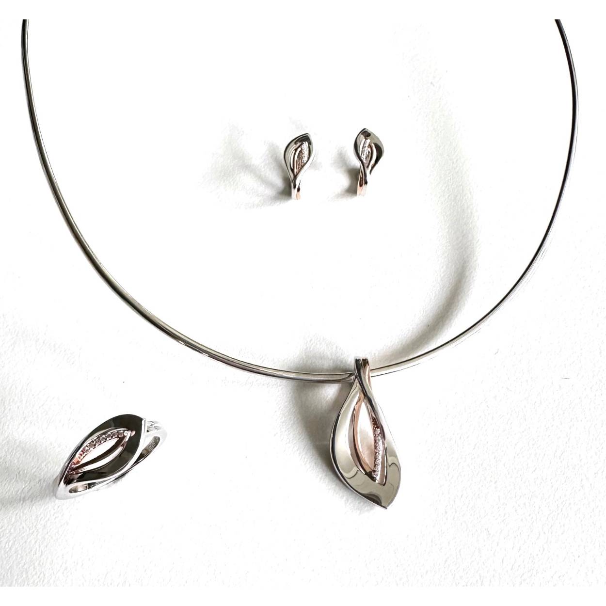 deze hanger uit onze Engi collectie is tevens onderdeel van een set. ring en oorringen zijn ook  los leverbaar