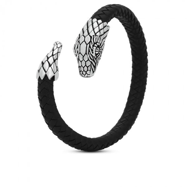 SILK haar eerste fierce creaties geven de mythische slang een hoofdrol. De collectie bestaat uit meesterlijk gesmeden bangles met een organisch versmelting van een zilveren slangenhoofd en handgeweven populaire ketting structuur.

De kracht van de slang symboliseert het bijzondere effect van transformatie, verandering, vernieuwing en blijvende vitaliteit.  De slangen sieraden als krachtig amulet, dat de bron van het leven vertegenwoordigt. Alle SILK sieraden zijn massief en handgemaakt uit 925 sterling zilver. Alle SILK sieraden zijn massief en handgemaakt uit 925 sterling zilver.