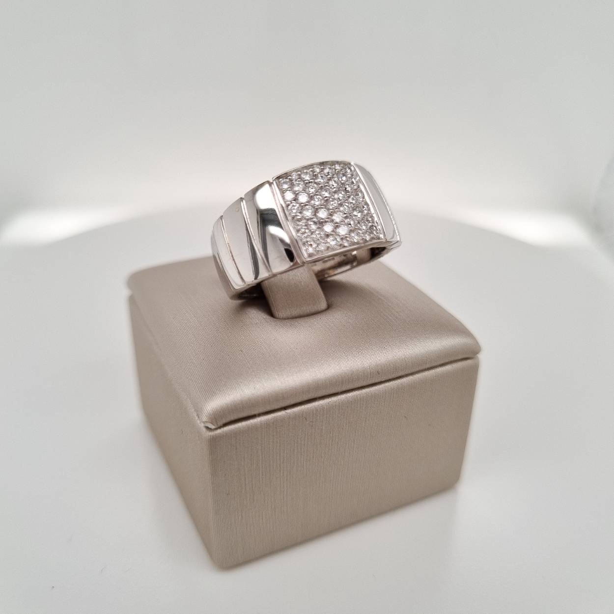 Prachtige 14krt witgouden ring met diamant, 0,454crt H SI.

De maat van de ring is 55 (17,5).Heeft u een andere maat? Neem dan gerust contact met ons op.
