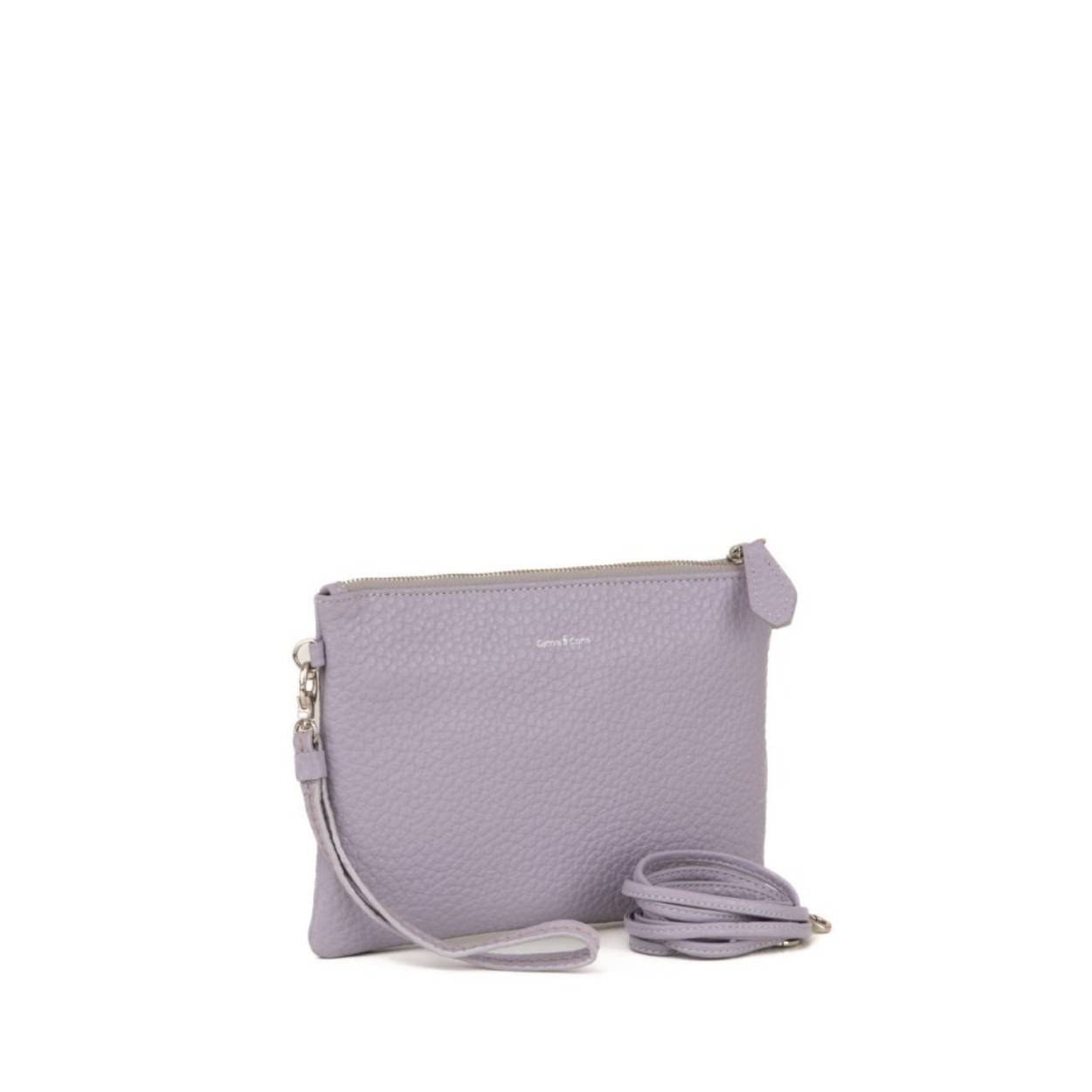 Een handige modische schoudertas. De schouderriem is afneembaar.
Tevens goed te gebruiken als clutch voor een feestje.
De binnenzijde is voorzien van een ritsvak en twee hoofdvakken.

Afmetingen:
Hoogte 16cm x breed 22cm x diep 3cm